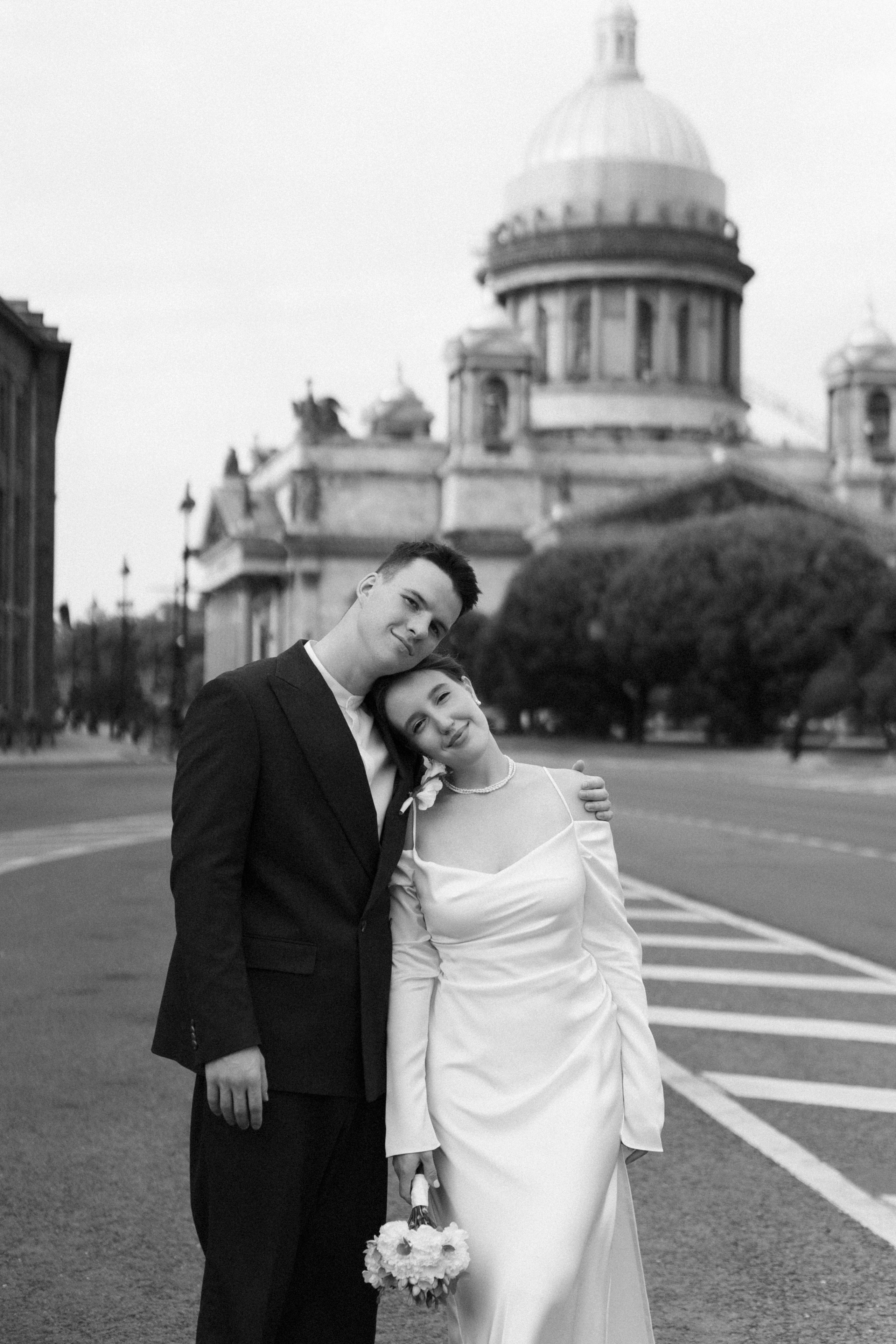 Лёня и Юля. Питер. От утра в отеле до вечеринки в ресторане на заливе. Цифра и плёнка. Свадебный фотограф Катерина Чулкова