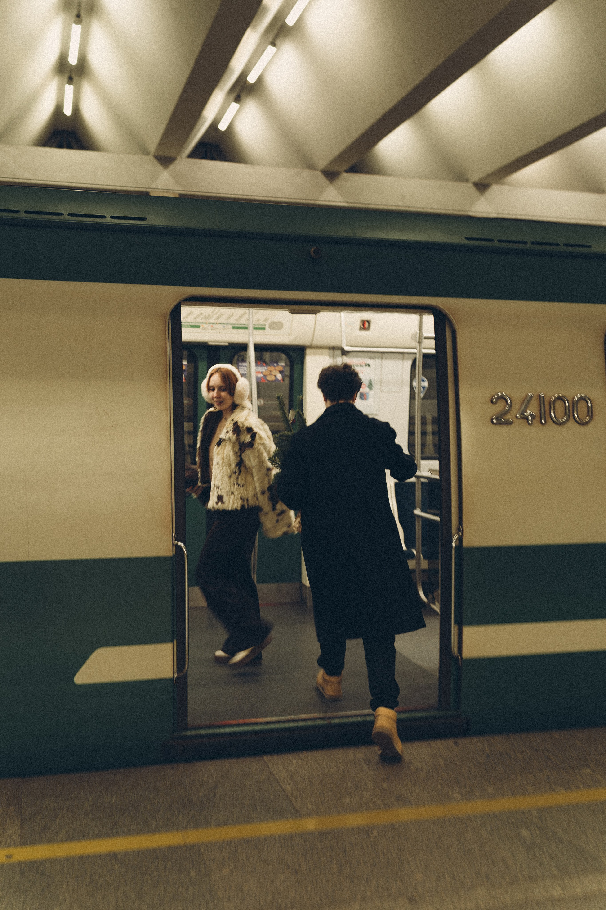 НОВОГОДНЯЯ ФОТОСЕСИИЯ ПАРЫ В МЕТРО ЛЮБОВЬ. Профессиональный фотограф, Санкт-Петербург — Виктория Богомолова