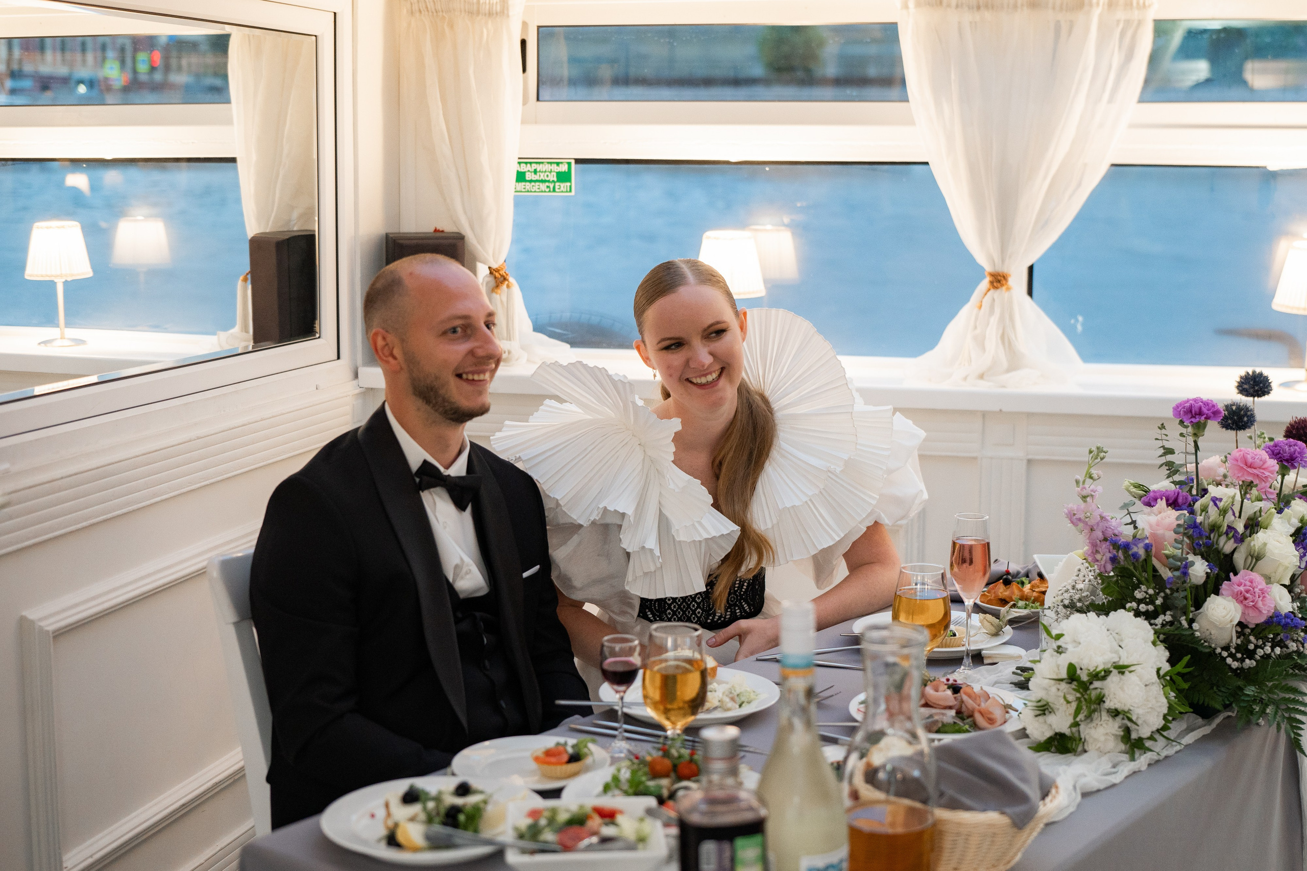 Красивые места для свадебной фотосессии летом в Санкт-Петербурге. Свадебный фотограф Александр Невский в Санкт-Петербурге