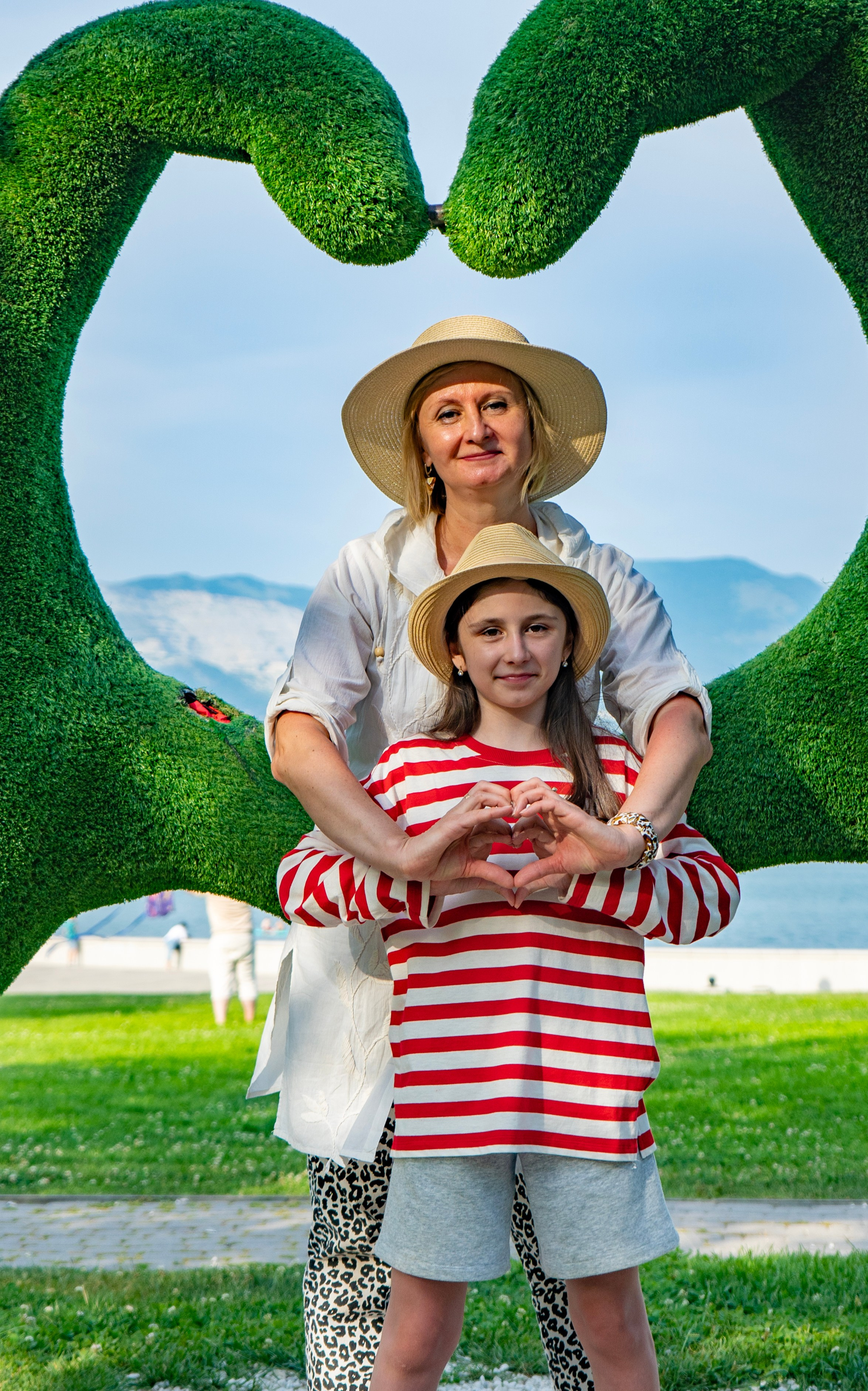 Съемка в центре Новороссийска. Семейный и детский фотограф Екатерина Черняева. Снимаю портреты, love story, фотопрогулки, работаю на улице, в кафе, студии, дома у клиента