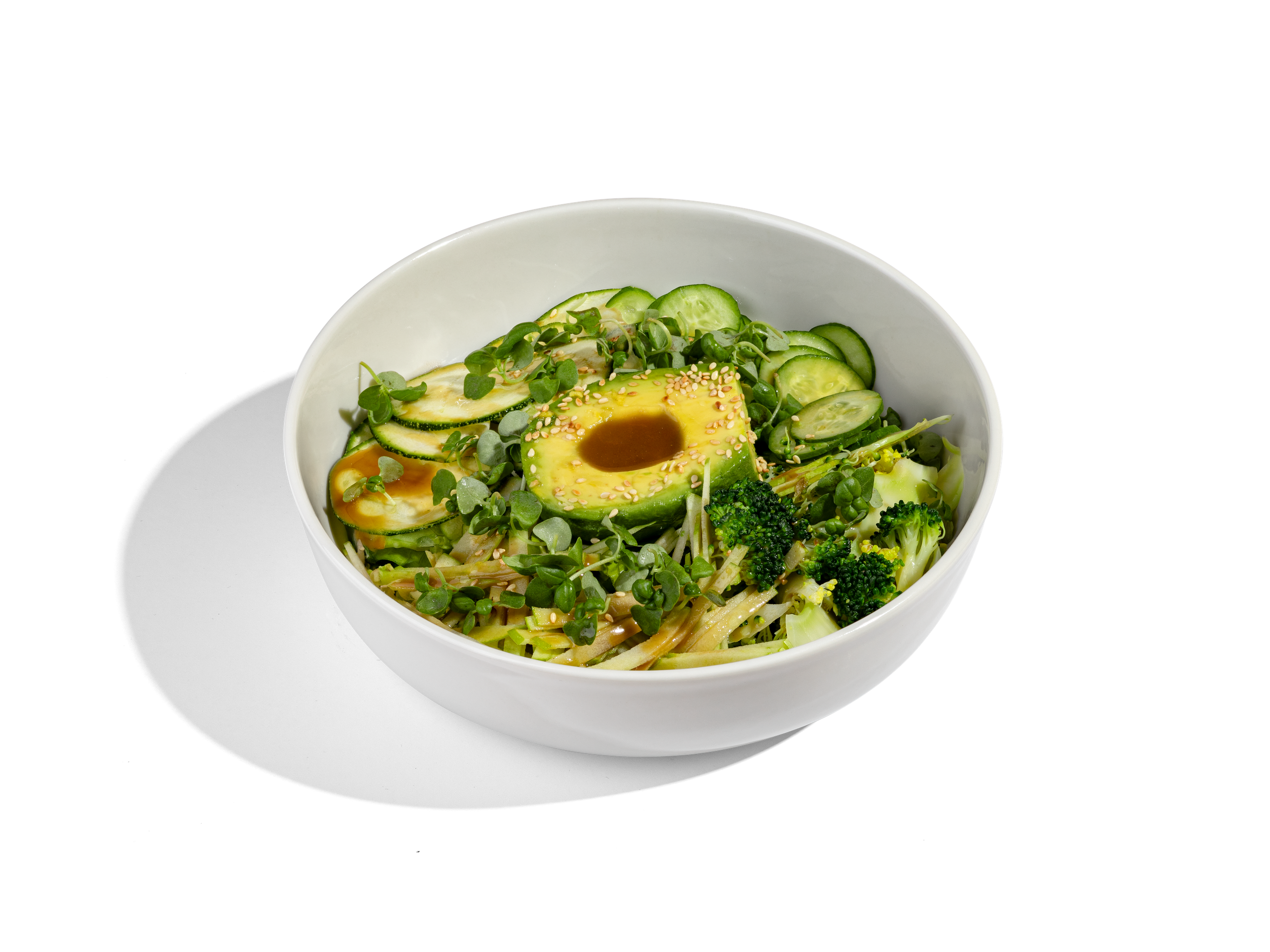 ЗЕЛЕНЫЙ САЛАТ С МЕДОВО-ГОРЧИЧНОЙ ЗАПРАВКОЙ — 650₽. Авокадо, яблоко, огурцы, салат романо, цукини, брокколи, заправлен медово - горчичным соусом 