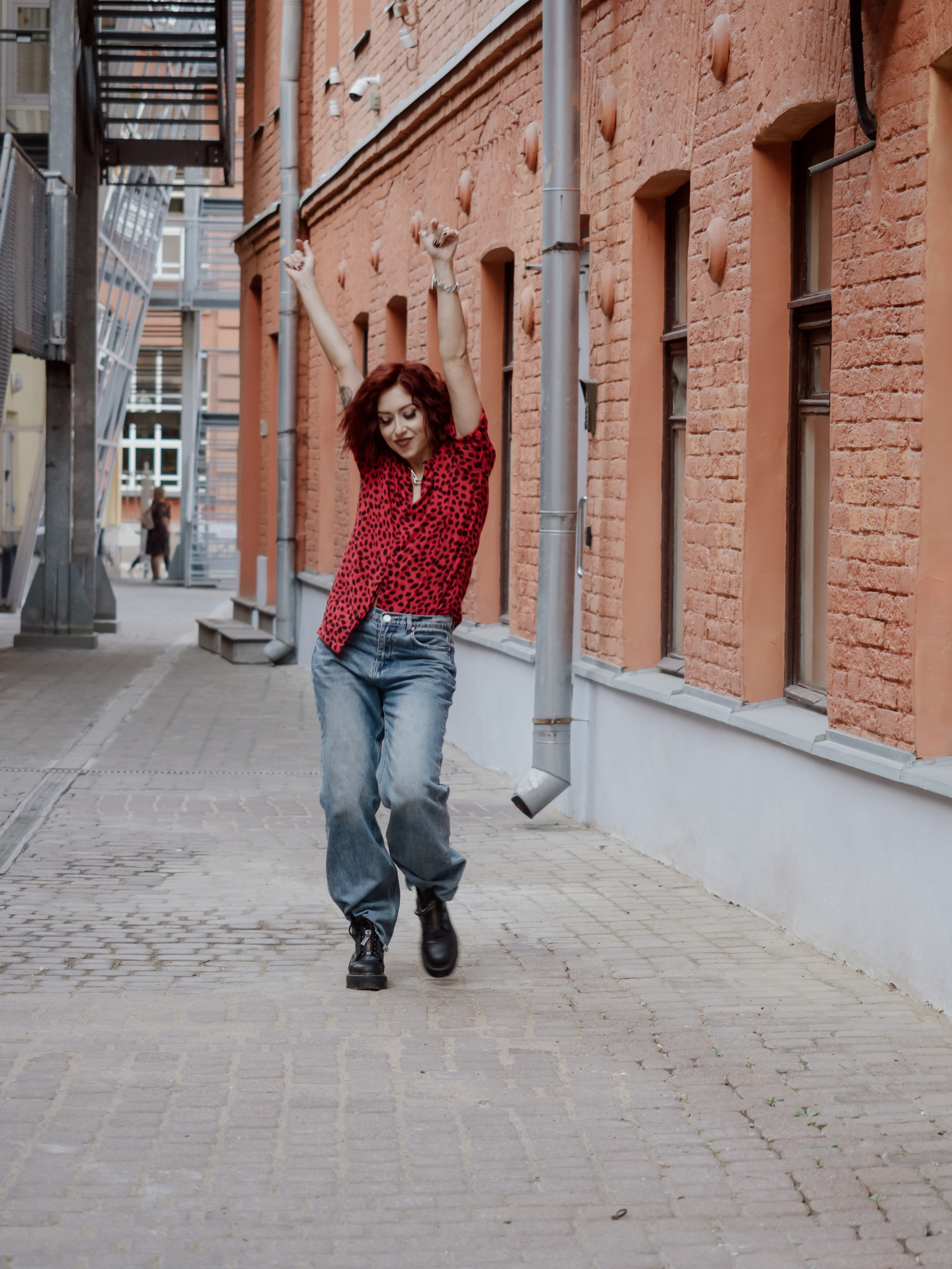 Девушка танцует на улице