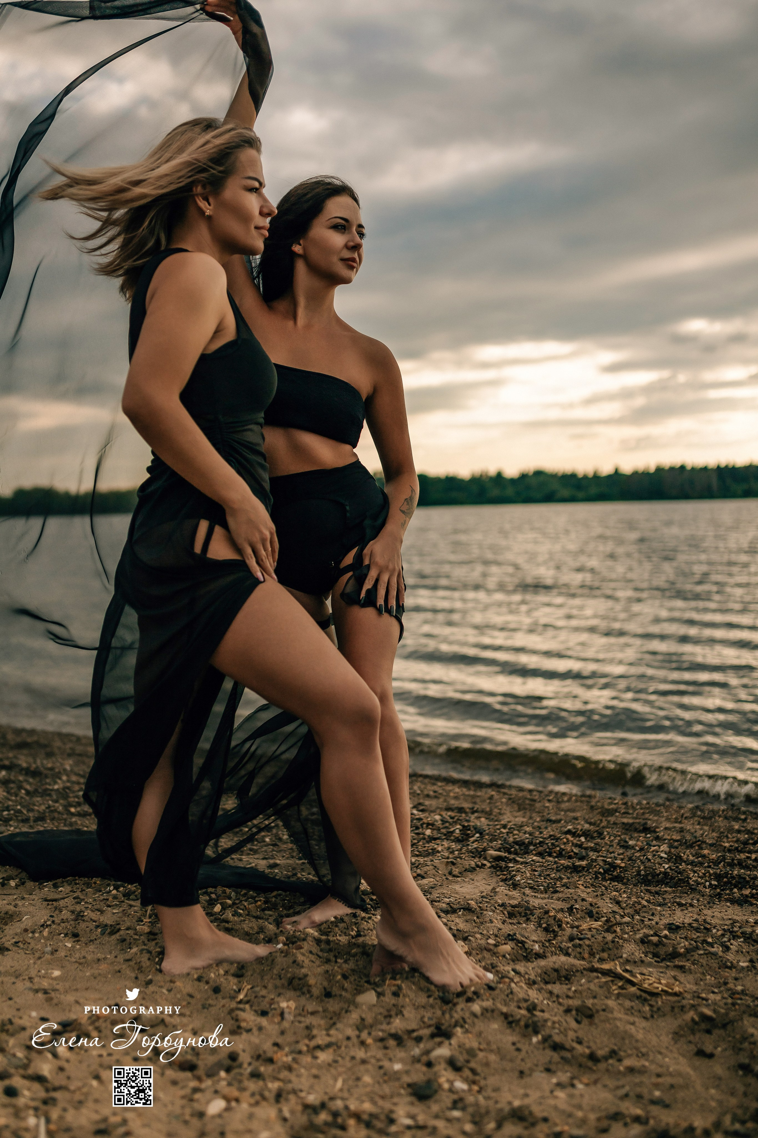 Черная серия с тканью. Набережная. Александра и Таисия. Июль 2025 г. Фотограф Пермь. Свадьбы. Семья и дети, школа, д. сад. Фотокниги