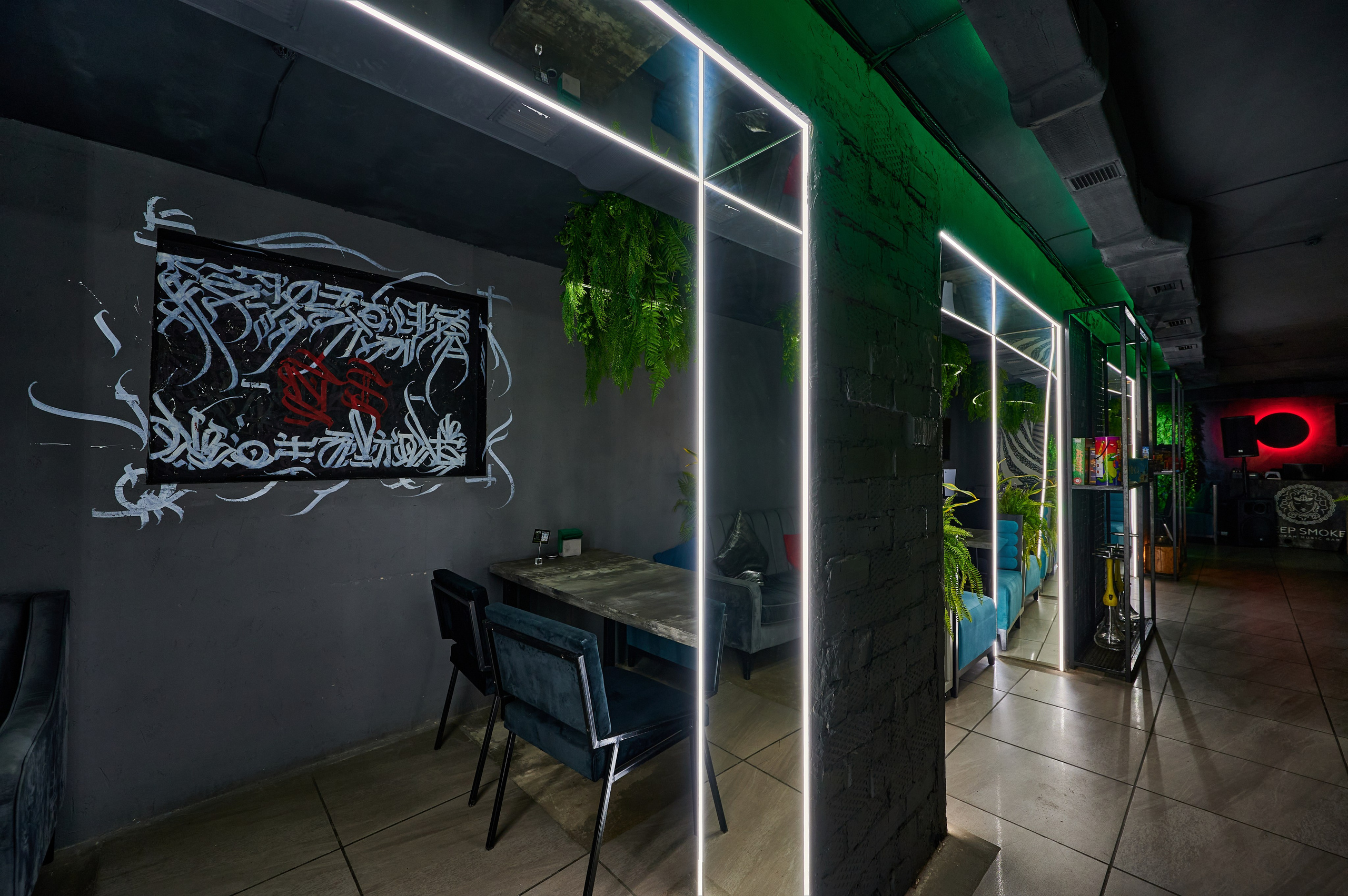 черные стулья 