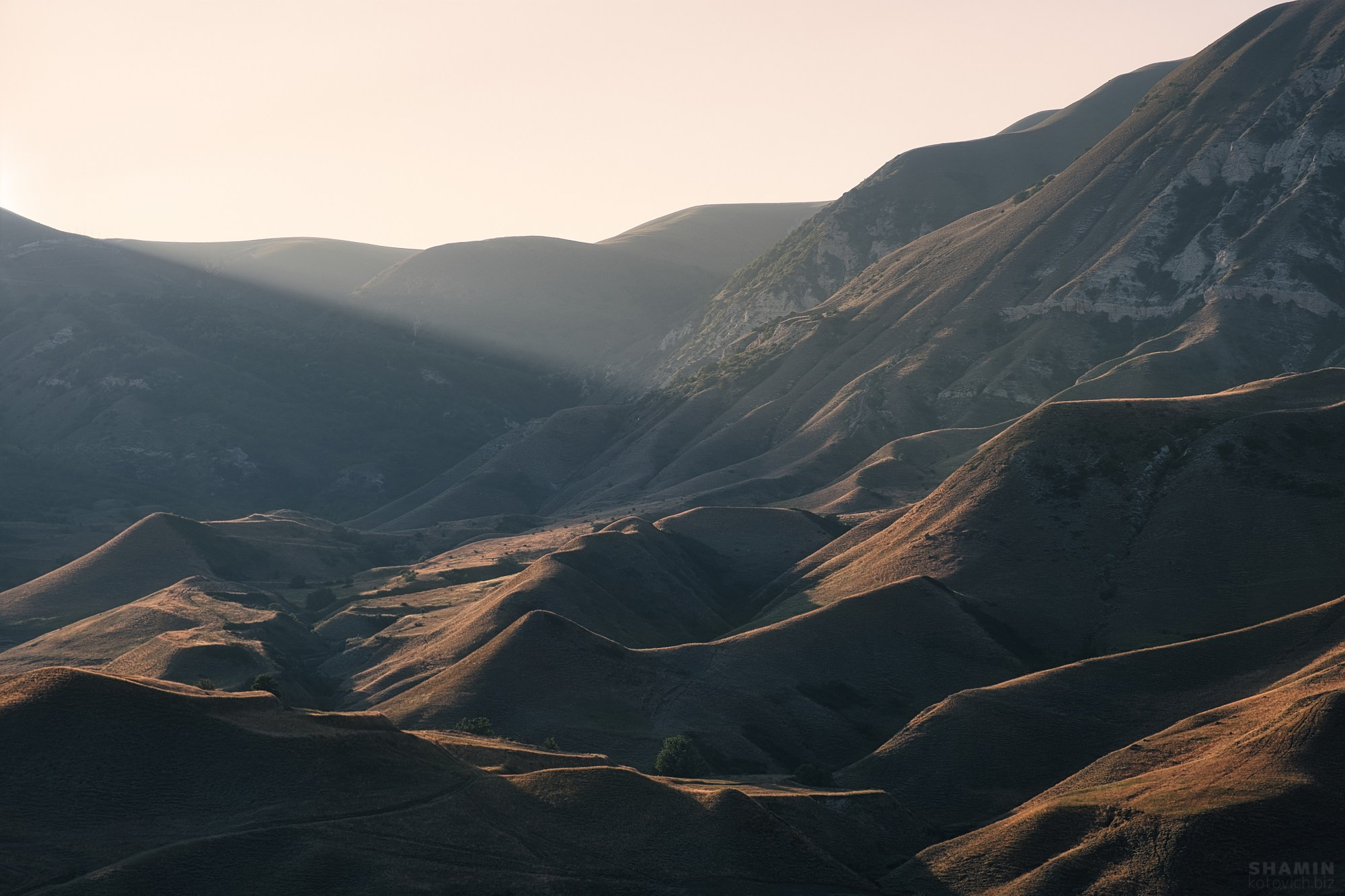 Фотографии горного Дагестана: величественные каньоны, изумрудные реки, древние башни и террасные склоны. Природа и архитектура республики в мягком свете рассветов и закатов, снятые с дрона и земли, передающие дух и масштаб Кавказа. Фотограф Константин Шамин