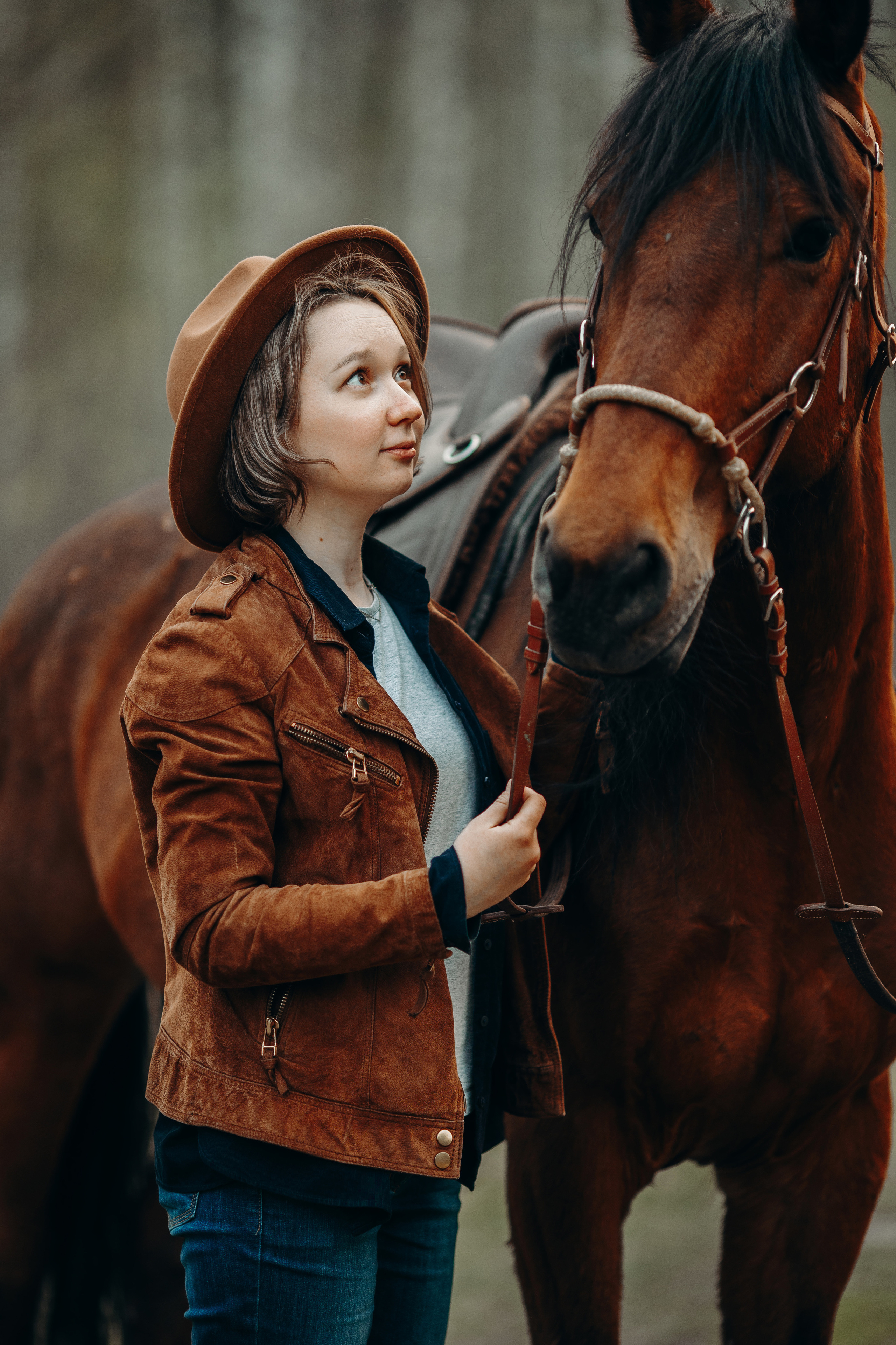 Курточка коричневая 44-46, шляпа. 