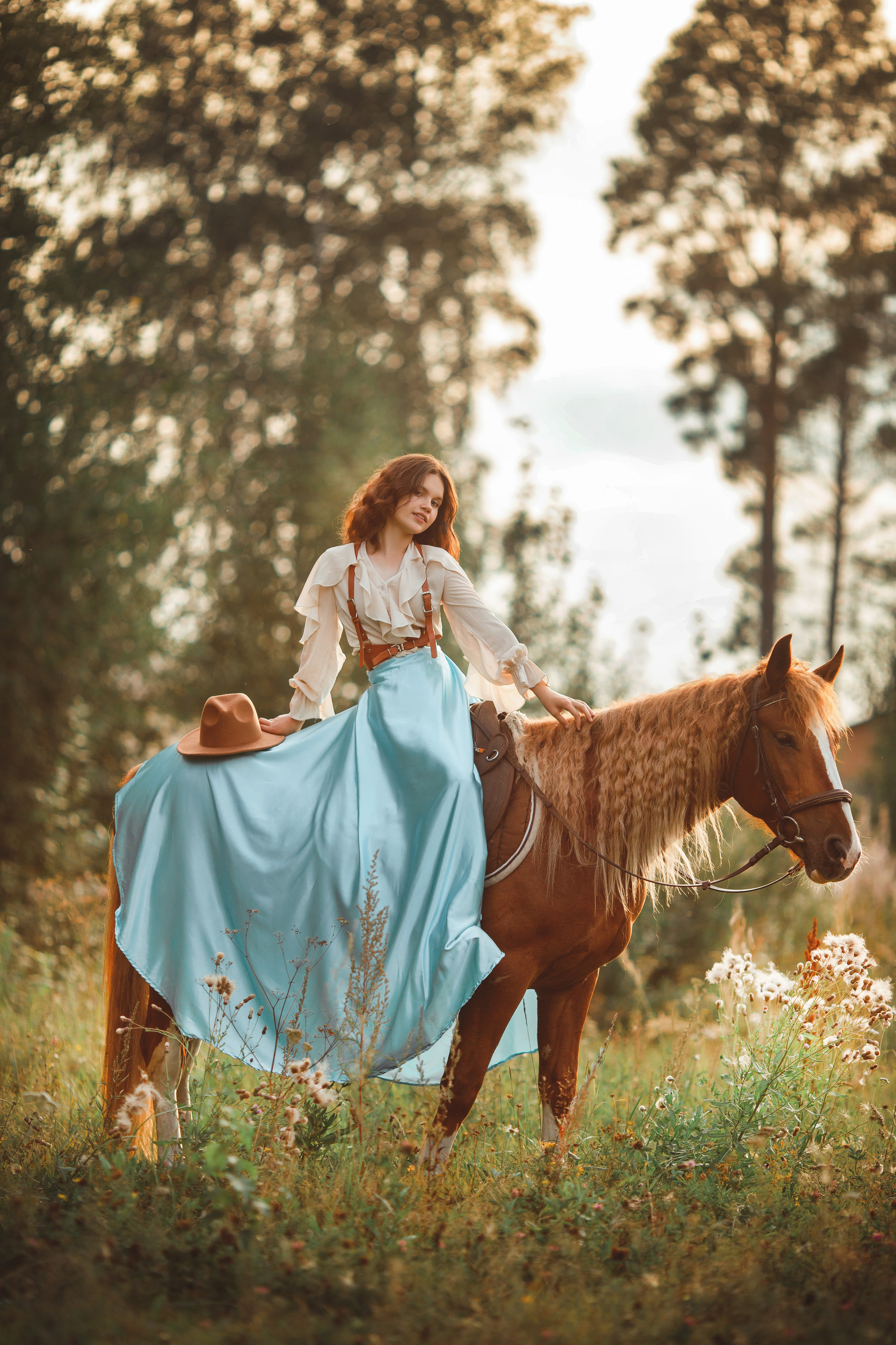 Блузка с рюшами 44-46, юбка универсальная до 48. Пояс-портупея до 46. Шляпа. (этот наряд можно составить с разного цвета юбками).