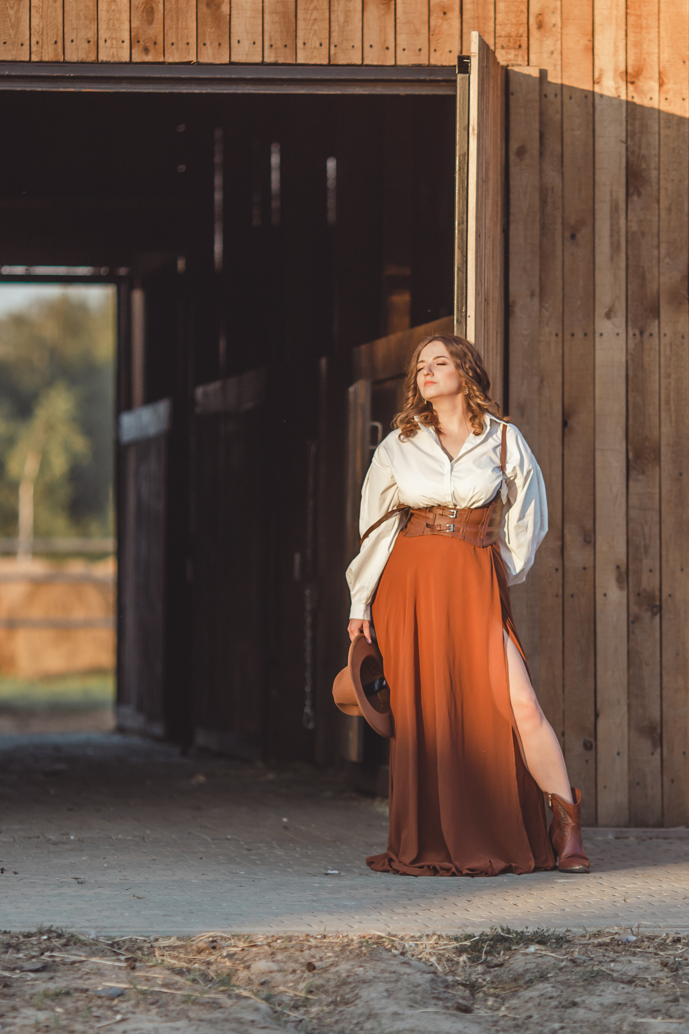 Юбка (универсальна до 48), блузка 44-48, пояс-портупея (до 46). Шляпа, обувь. Цвет юбки может быть разным. 