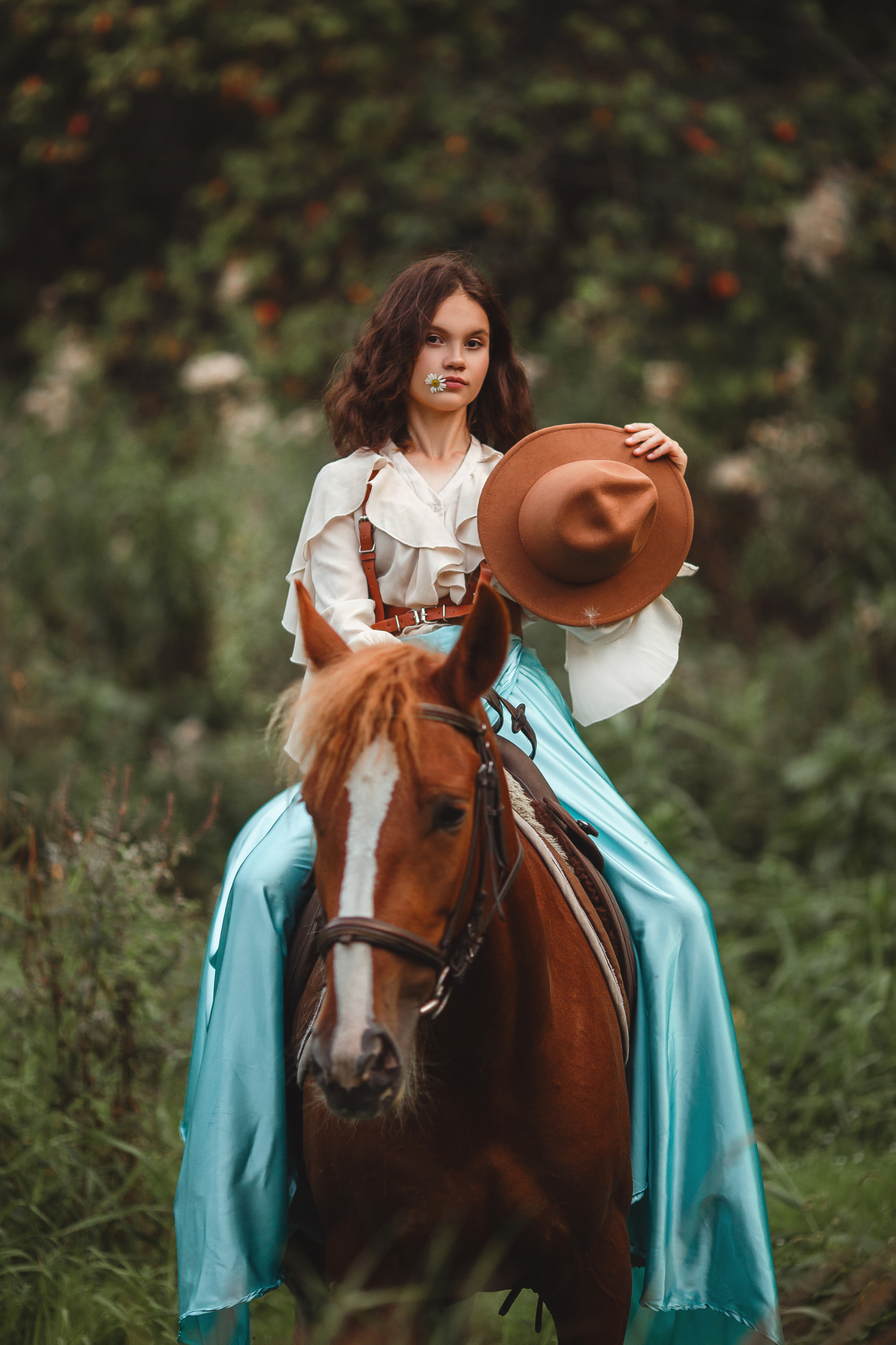 Блузка с рюшами 44-46, юбка универсальная до 48. Пояс-портупея до 46. Шляпа. (этот наряд можно составить с разного цвета юбками).