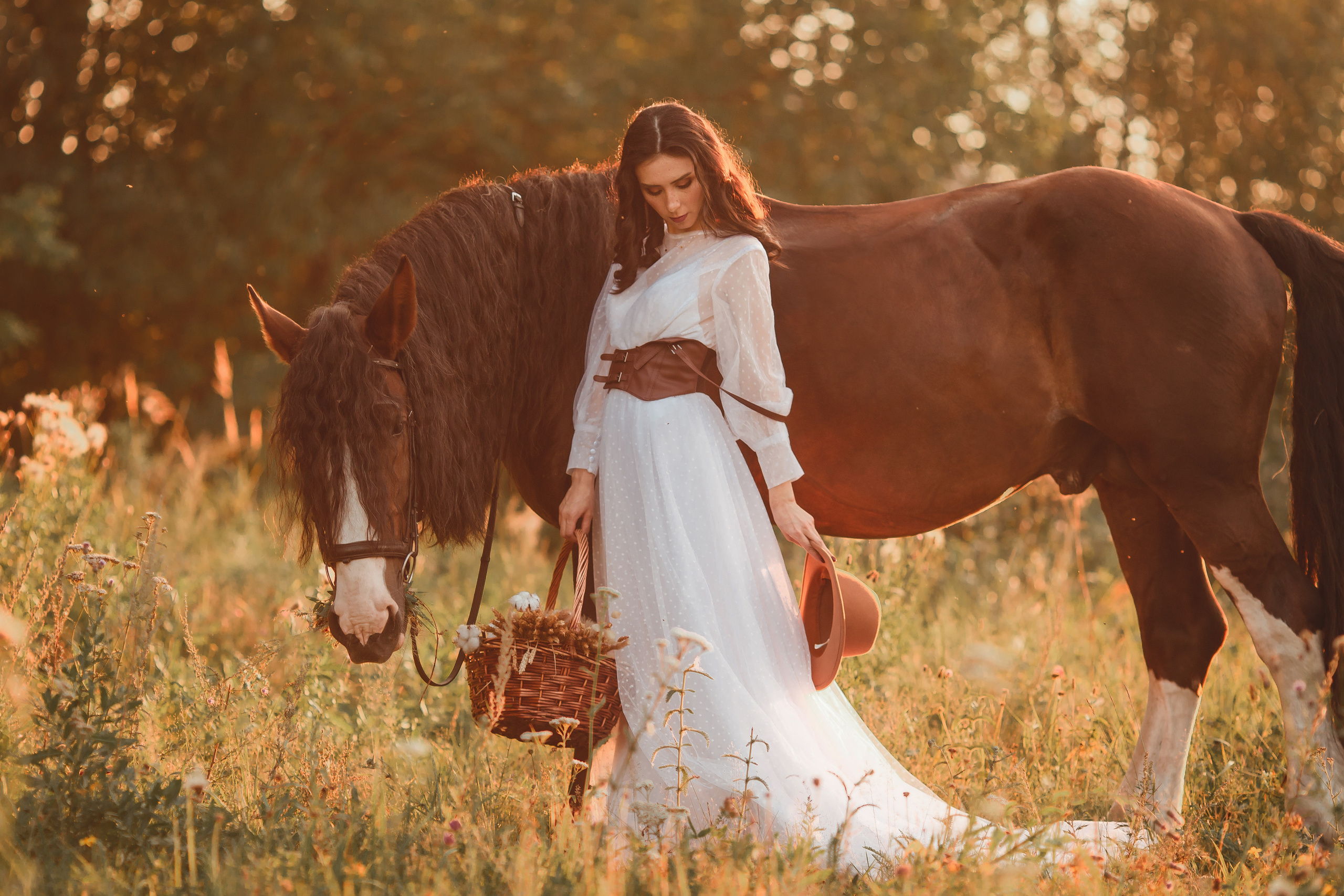 Белое платье, 46р. Пояс портупея, шляпа. 