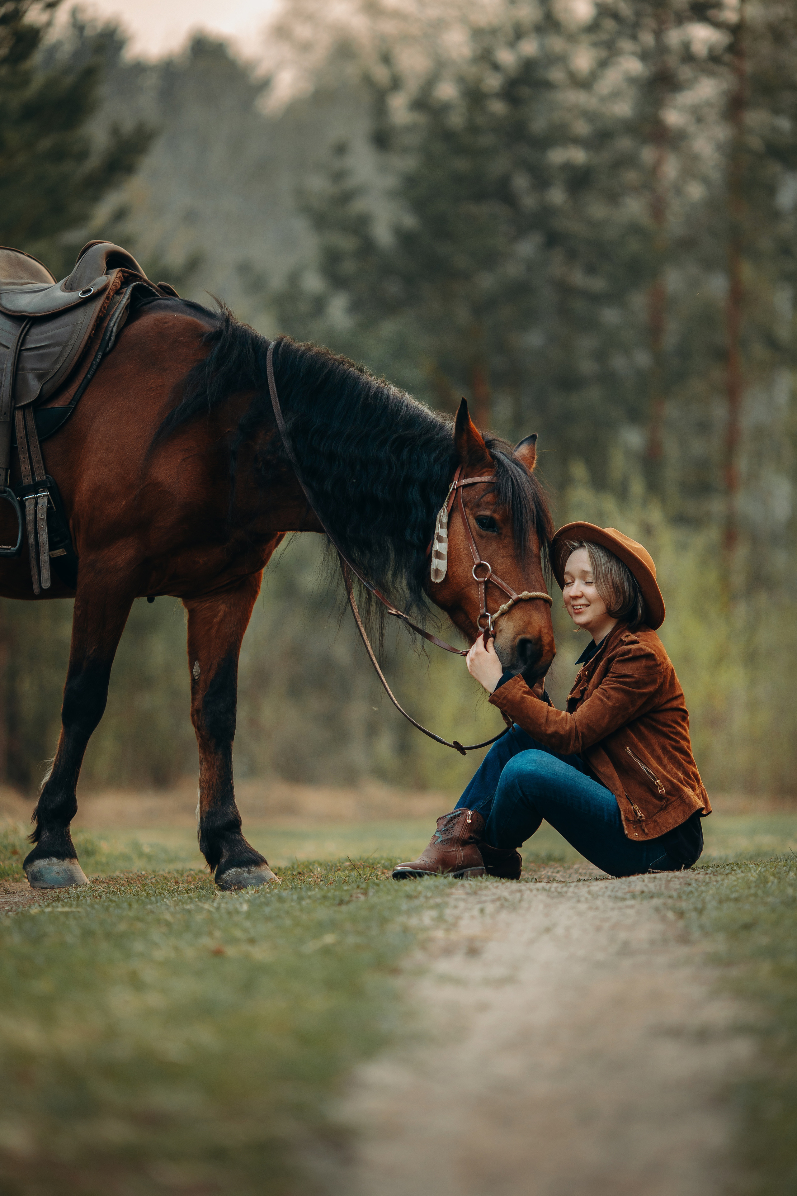 Курточка коричневая 44-46, шляпа. 