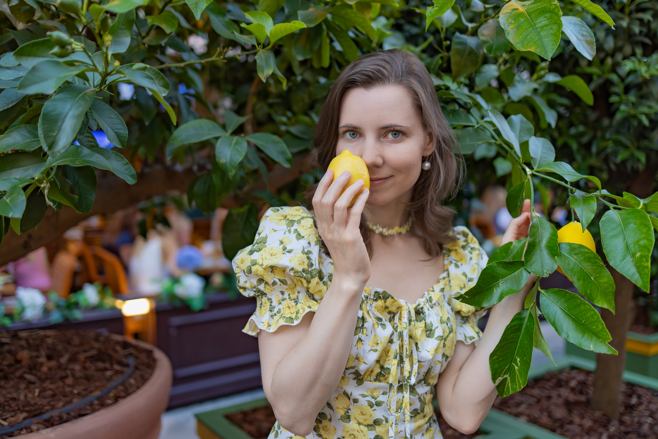 Цитрусовая история: фотосессия с лимонами в Камергерском переулке. Репортажный, семейный и студийный фотограф в Москве Демин Алексей