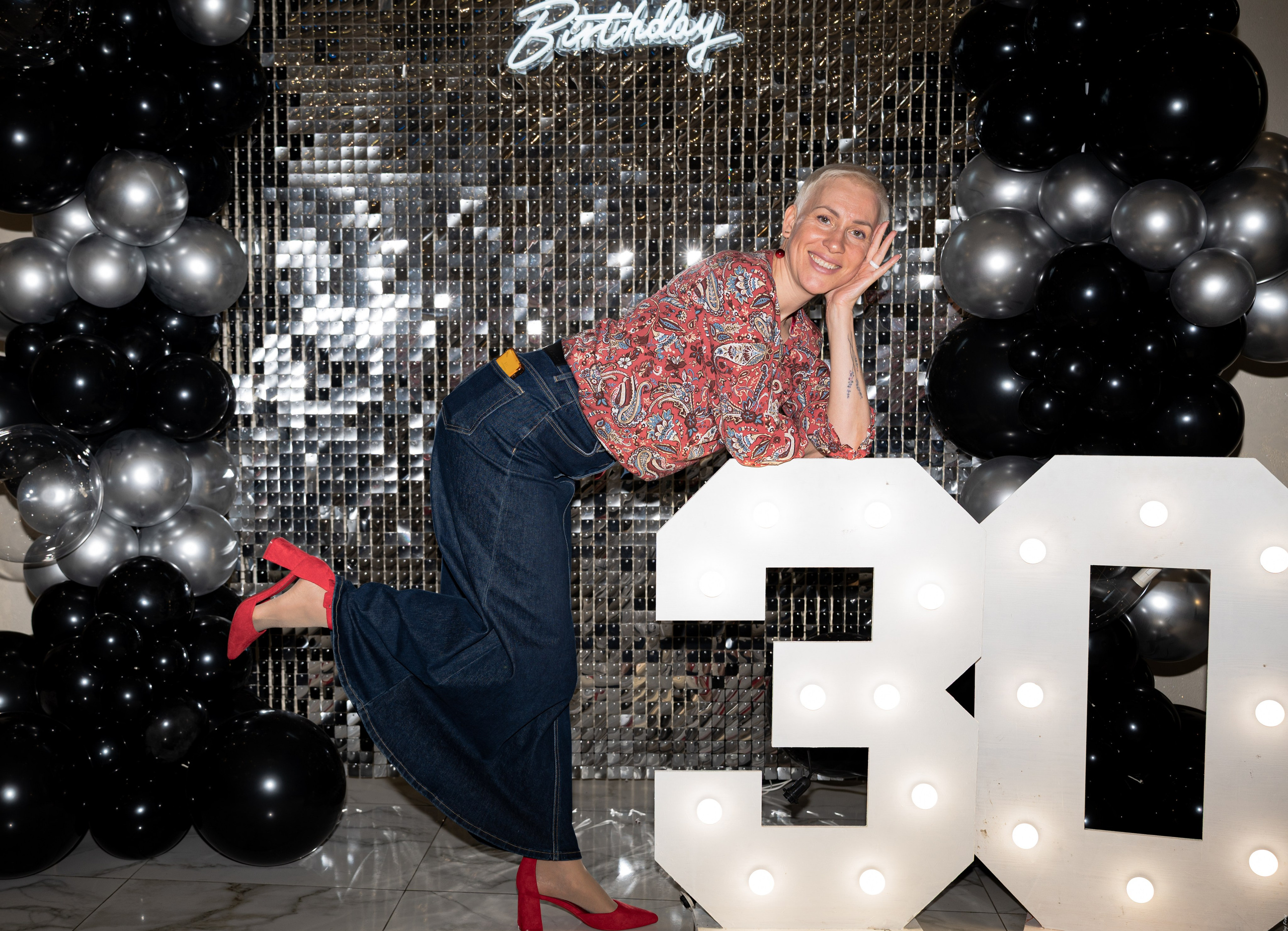 Юбилей в ресторане «LION» съёмка на фотозоне. Фотограф мероприятий и студийные съёмки в Челябинске Евгения Foxy