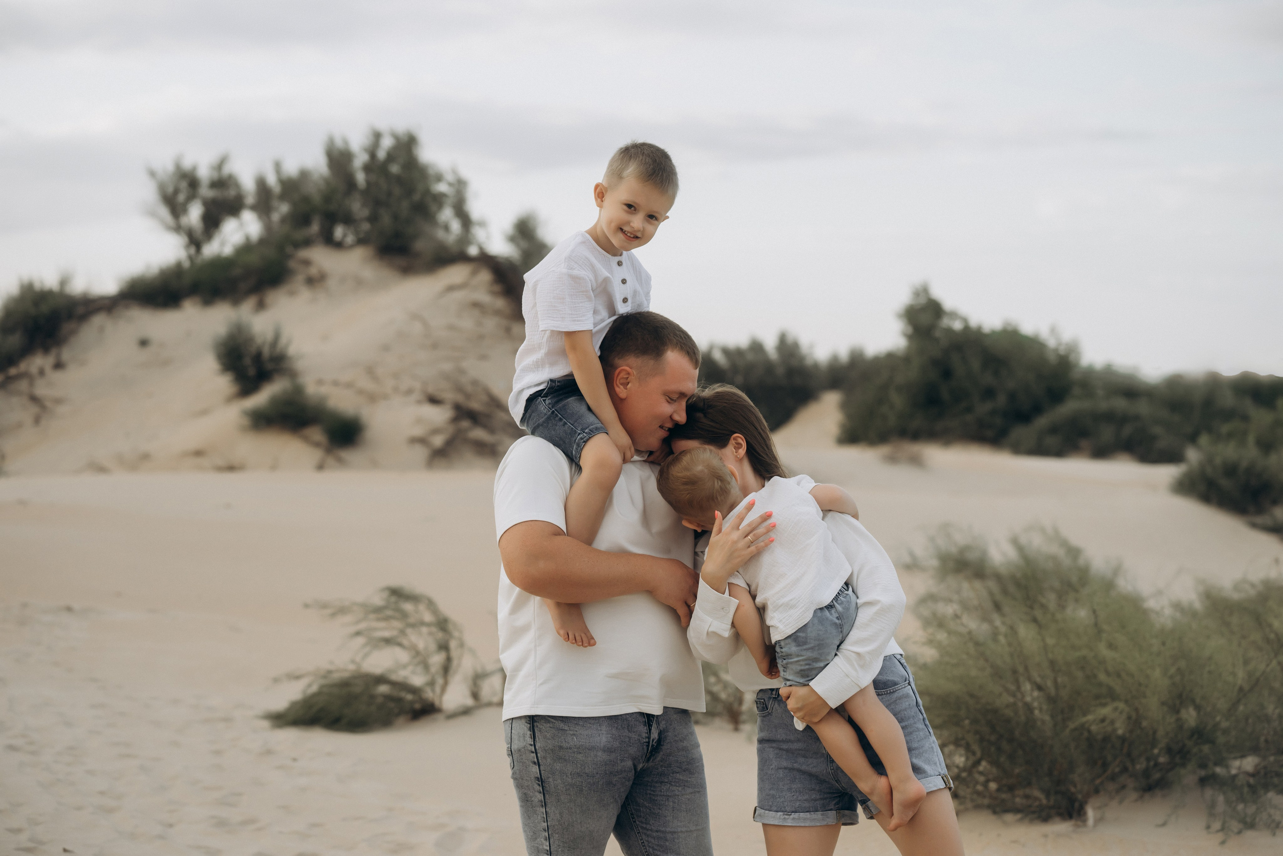 Семейный футбол на пляже: фотограф Голубицкая сняла веселый матч папы против двух сыновей