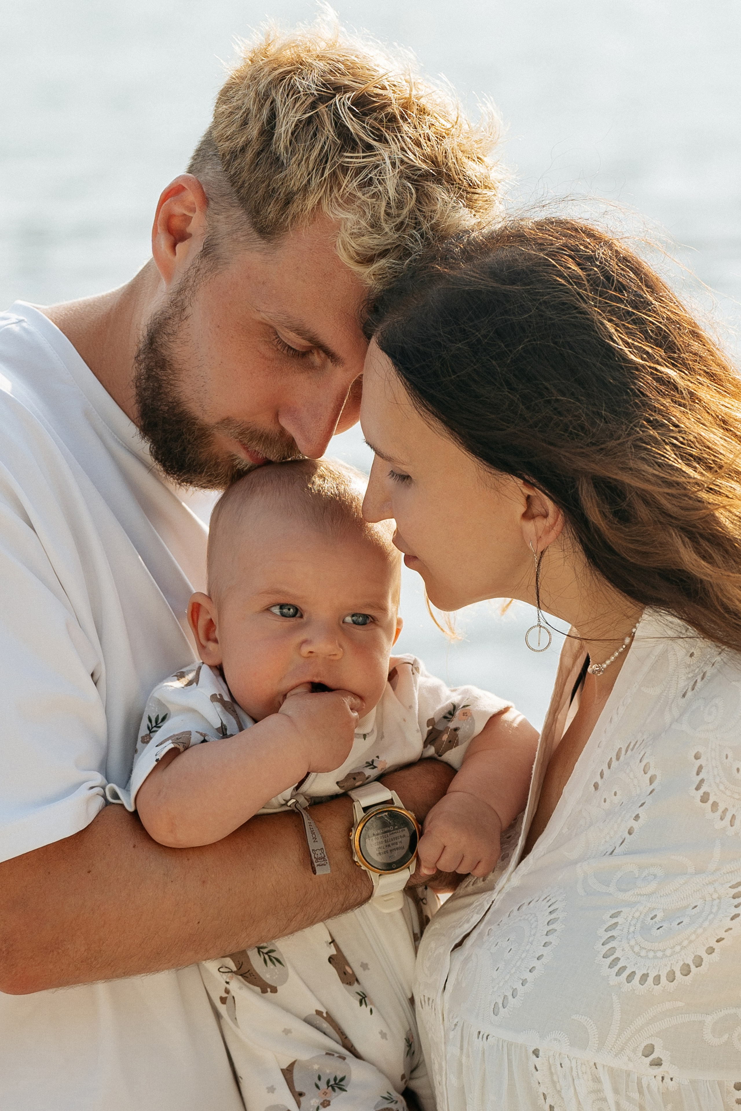 Трогательные кадры семьи из четырех человек на пирсе Абрау-Дюрсо