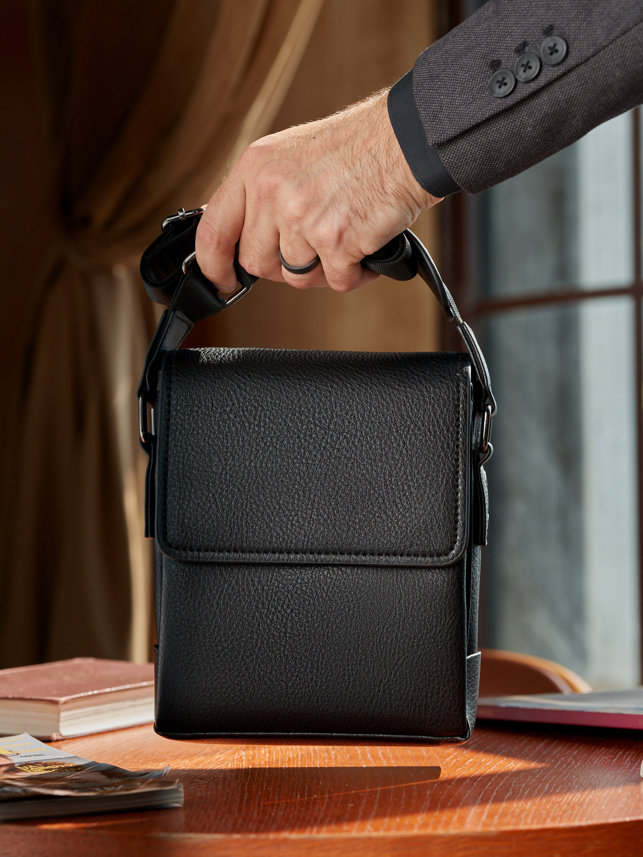 съемка с сумок с рукой без модели