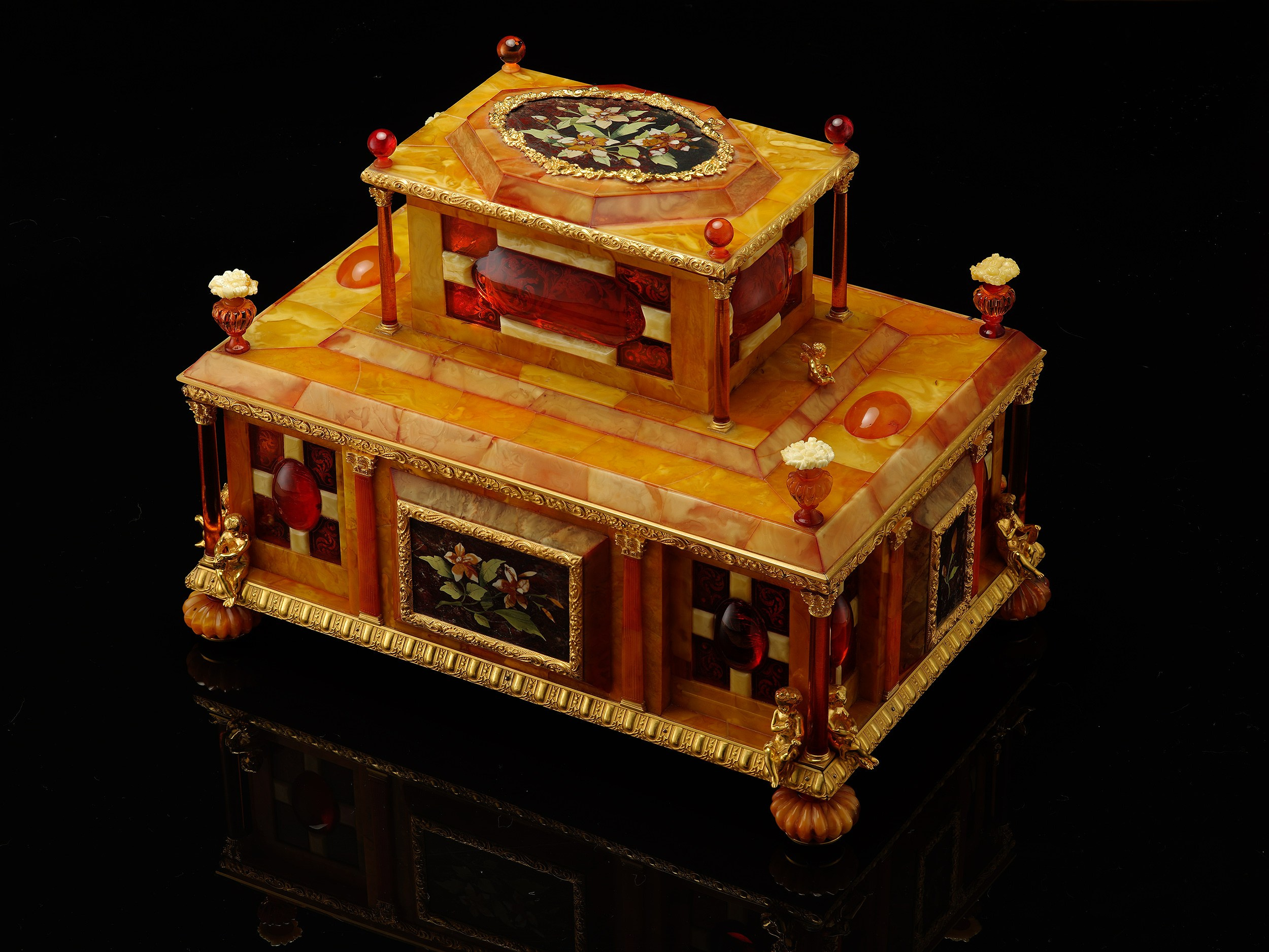 Изделия из драгоценных металлов. Предметная фотосъемка антиквариата, ювелирных украшений, камнерезных изделий, картин, предметов искусства и коллекционных предметов