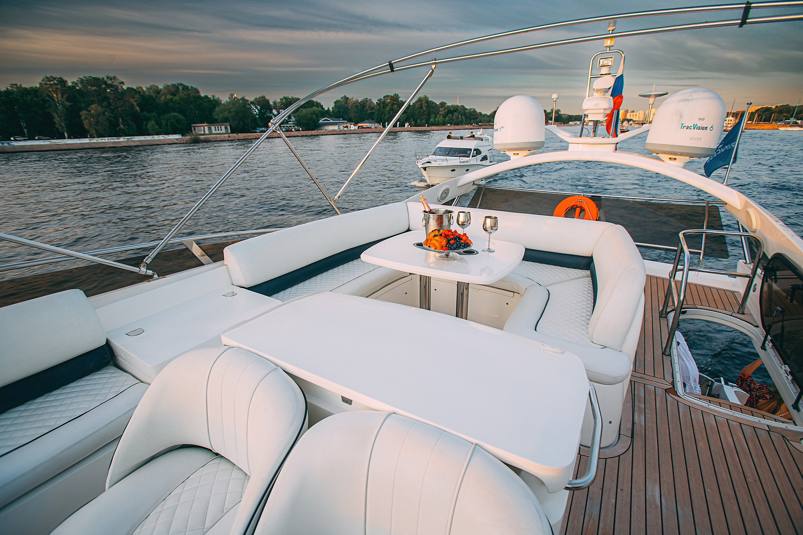 Яхта Princess 57 Esperanza. SPB Rent Boats|аренда катеров и теплоходов