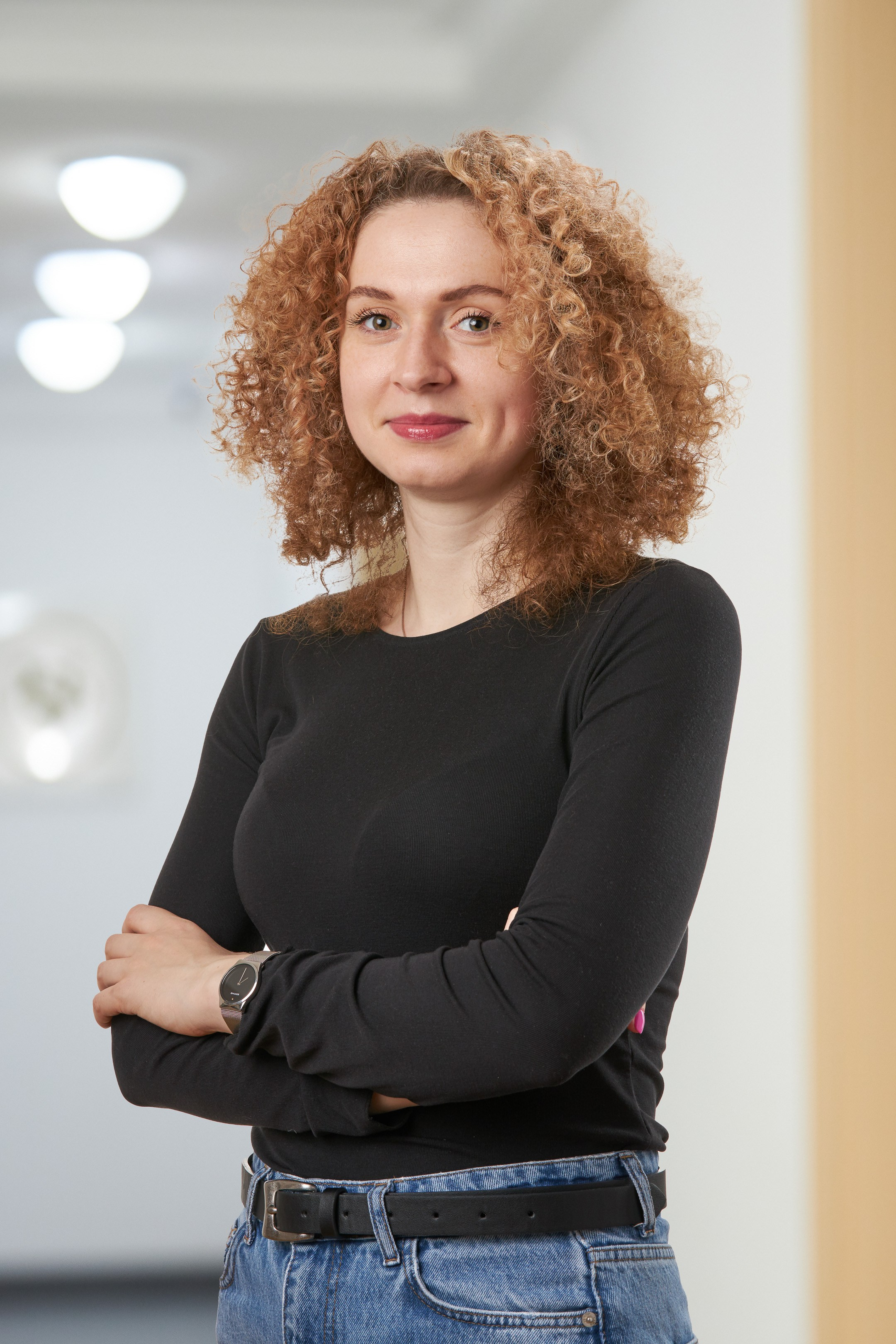 Business portrait of a young woman against a blurred interior background - photographer Andrey Dunin