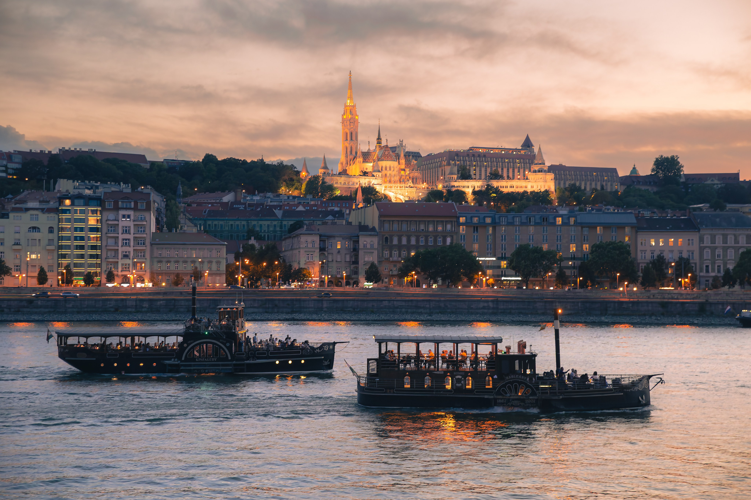 STREET PHOTOGRAPHY. Photographer in Budapest  — Yura Knyazev