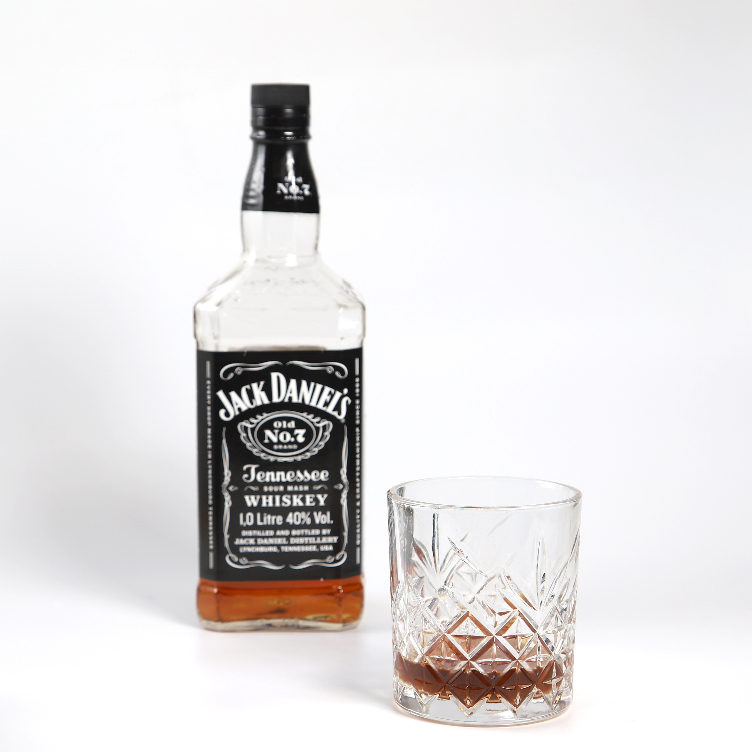 Фуд-фотография бутылки Jack Daniel’s и бокала.