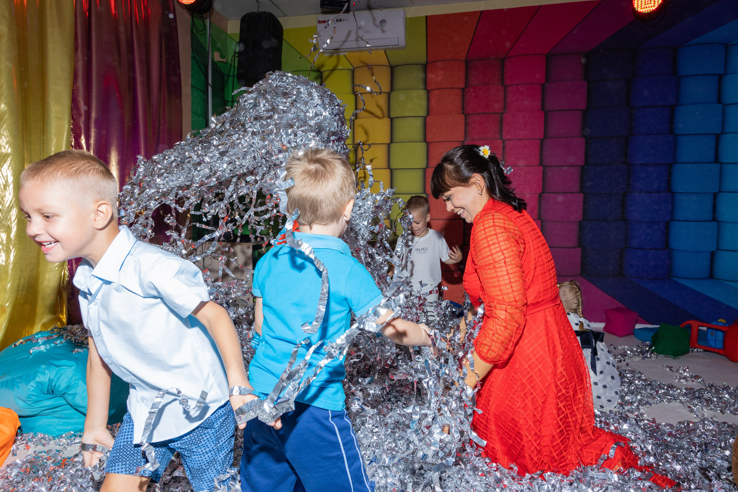 День Рождение в детском центре Качели. Выпускные альбомы во Владивостоке