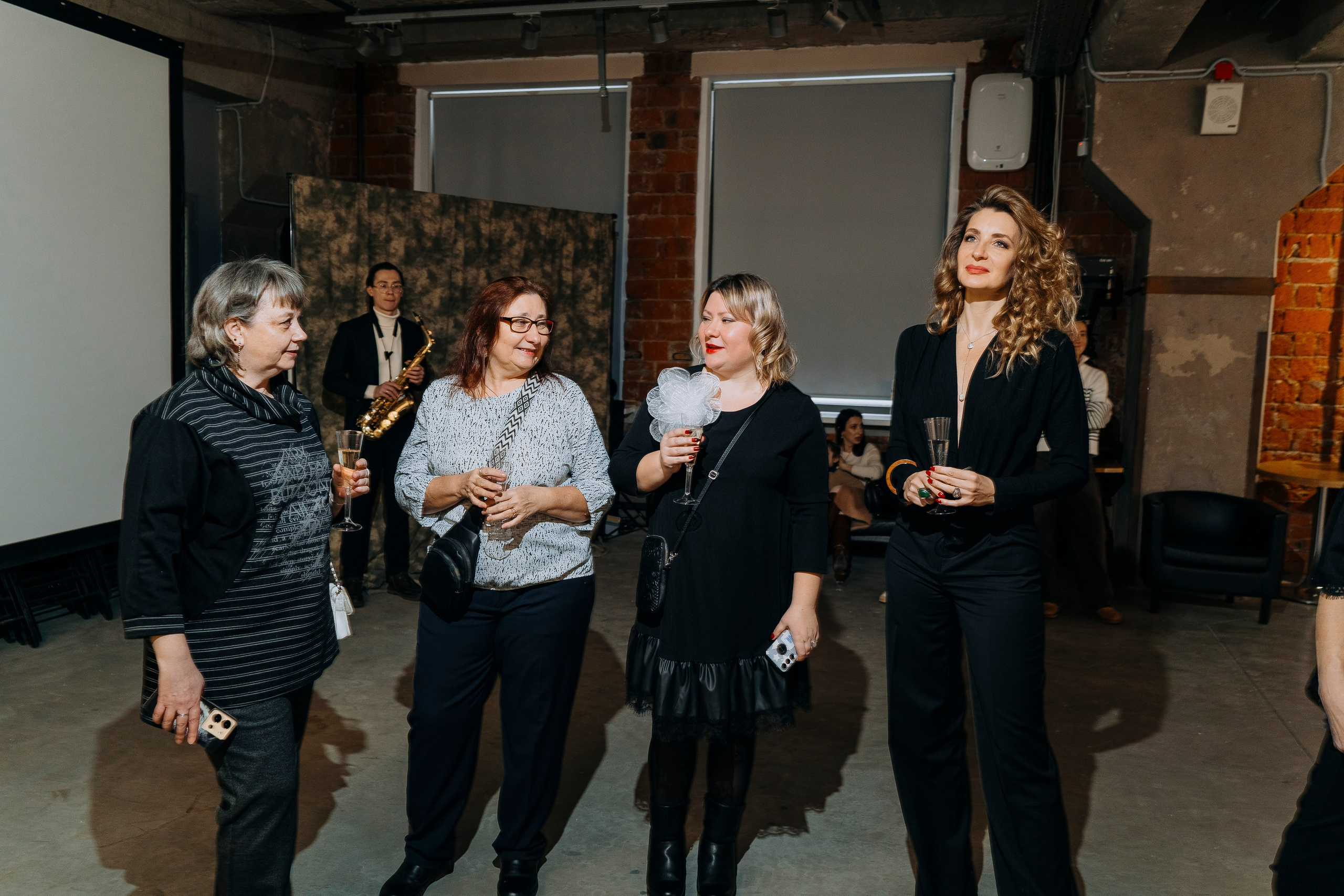 Вернисаж фотовыставки MFamilia «Гармония различий». Организация фотовыставок в Петербурге и Москве, MFamilia (МФамилия)