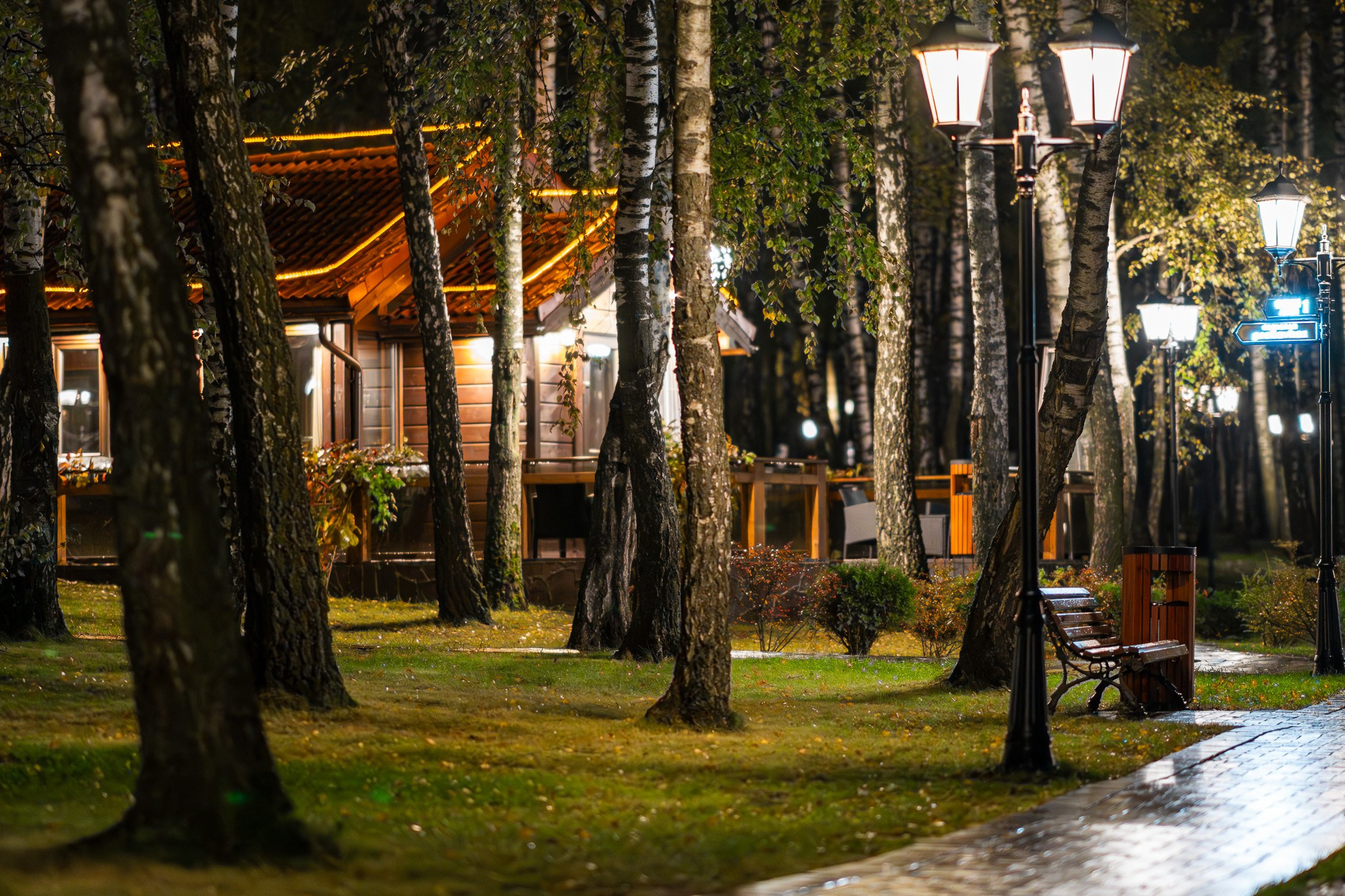 Территория ресторана Fishpoint ночью