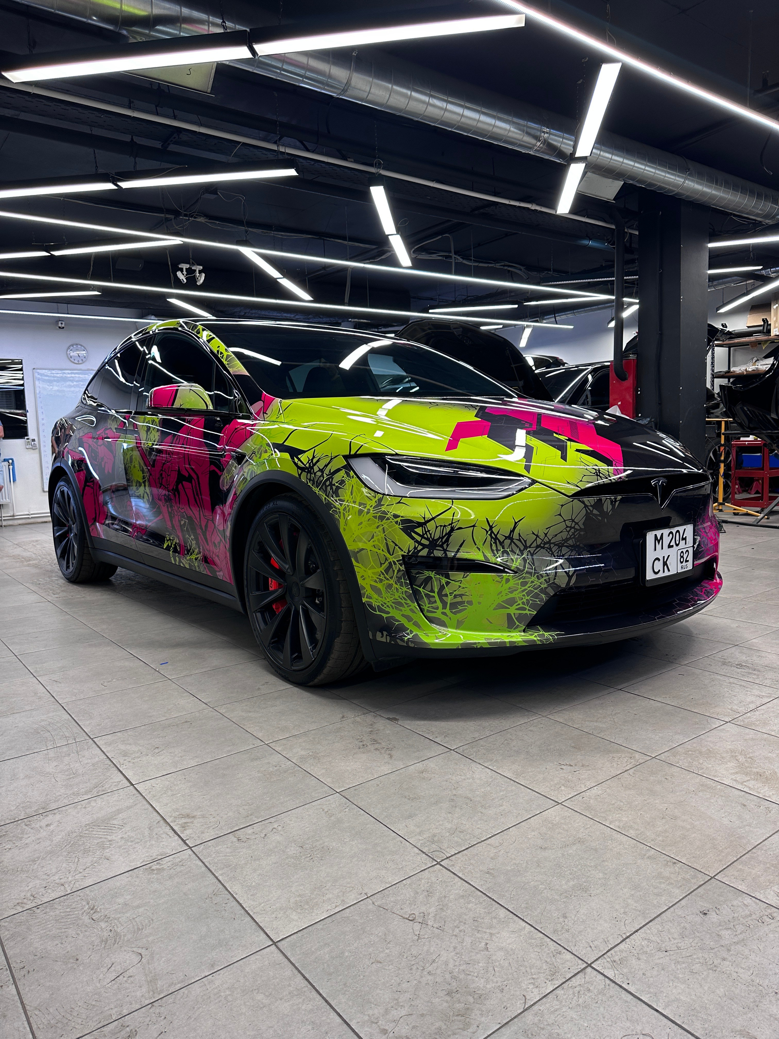 Винилография на Tesla Model S Plaid. Студия дизайна и оклейки авто Barmaley Design