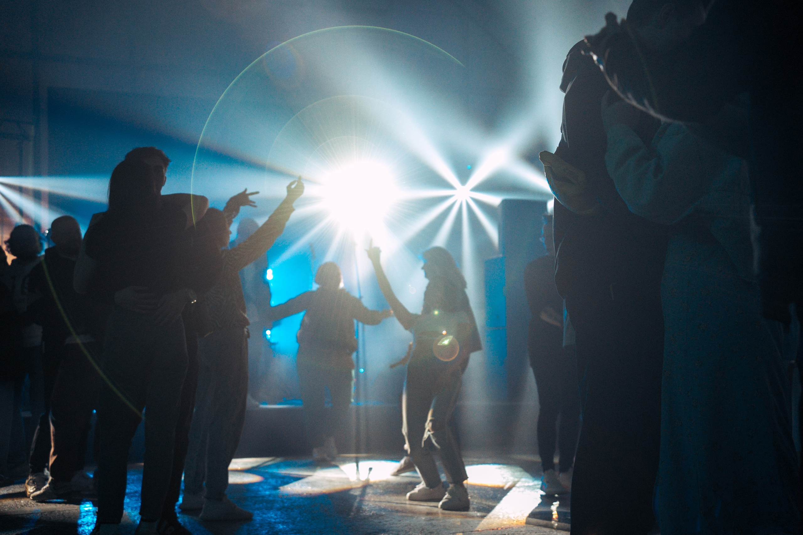 Фотография, сделанная во время профессиональной фотосессии. На ней изображена модель или группа людей в студии или на открытом воздухе. В кадре присутствуют студийное освещение и реквизит.