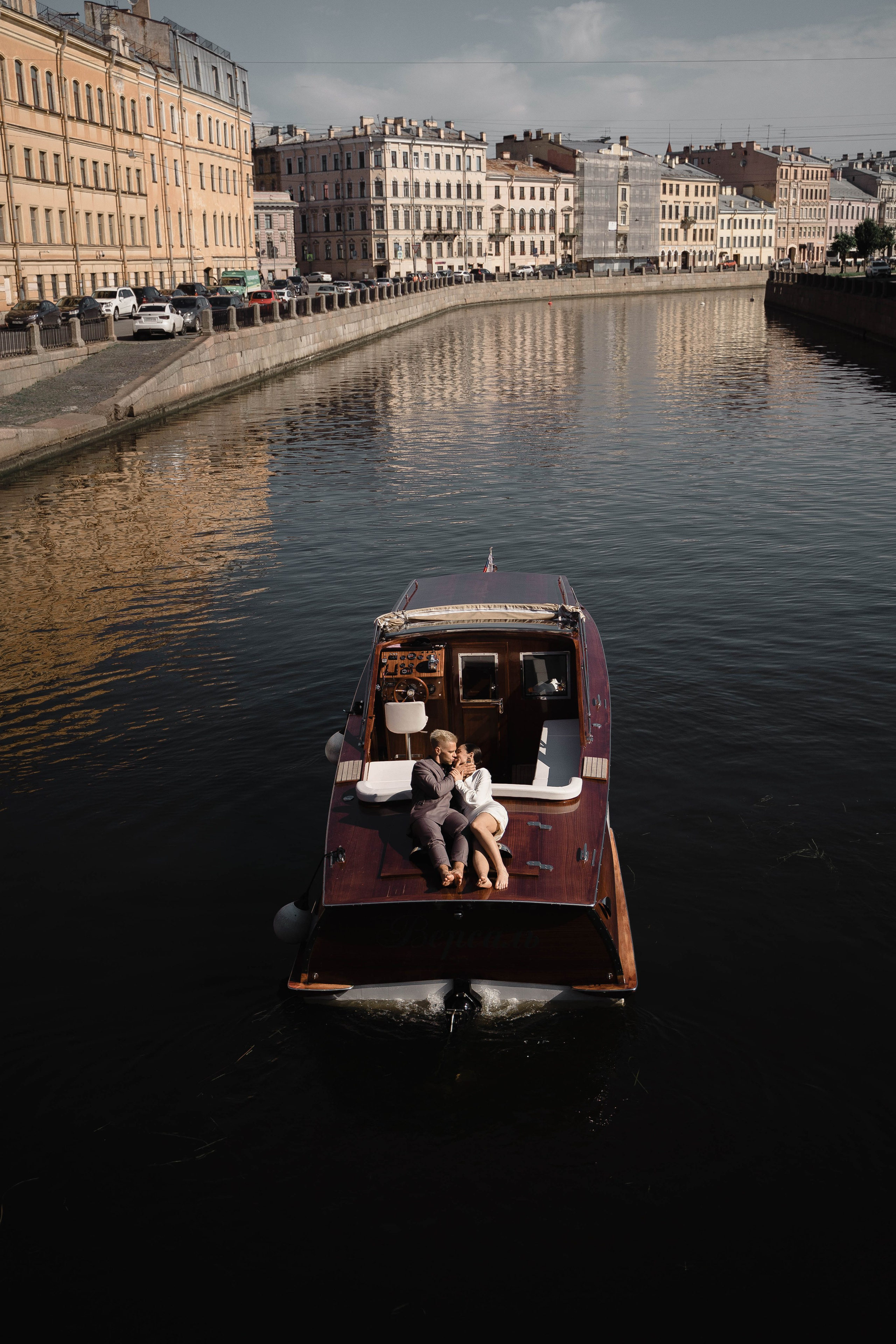 Прогулка на катере. Свадебный фотограф Казань Анастасия Доле