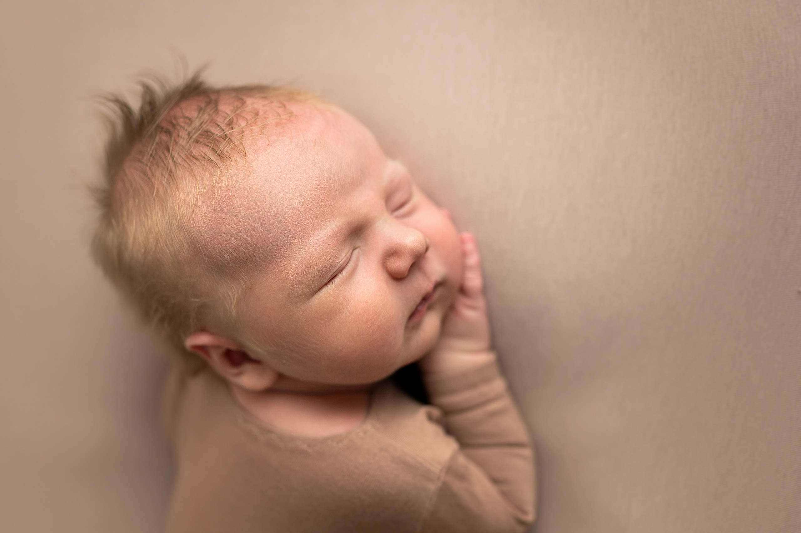 портрет новорожденного малыша сфотографировал фотограф новорожденных