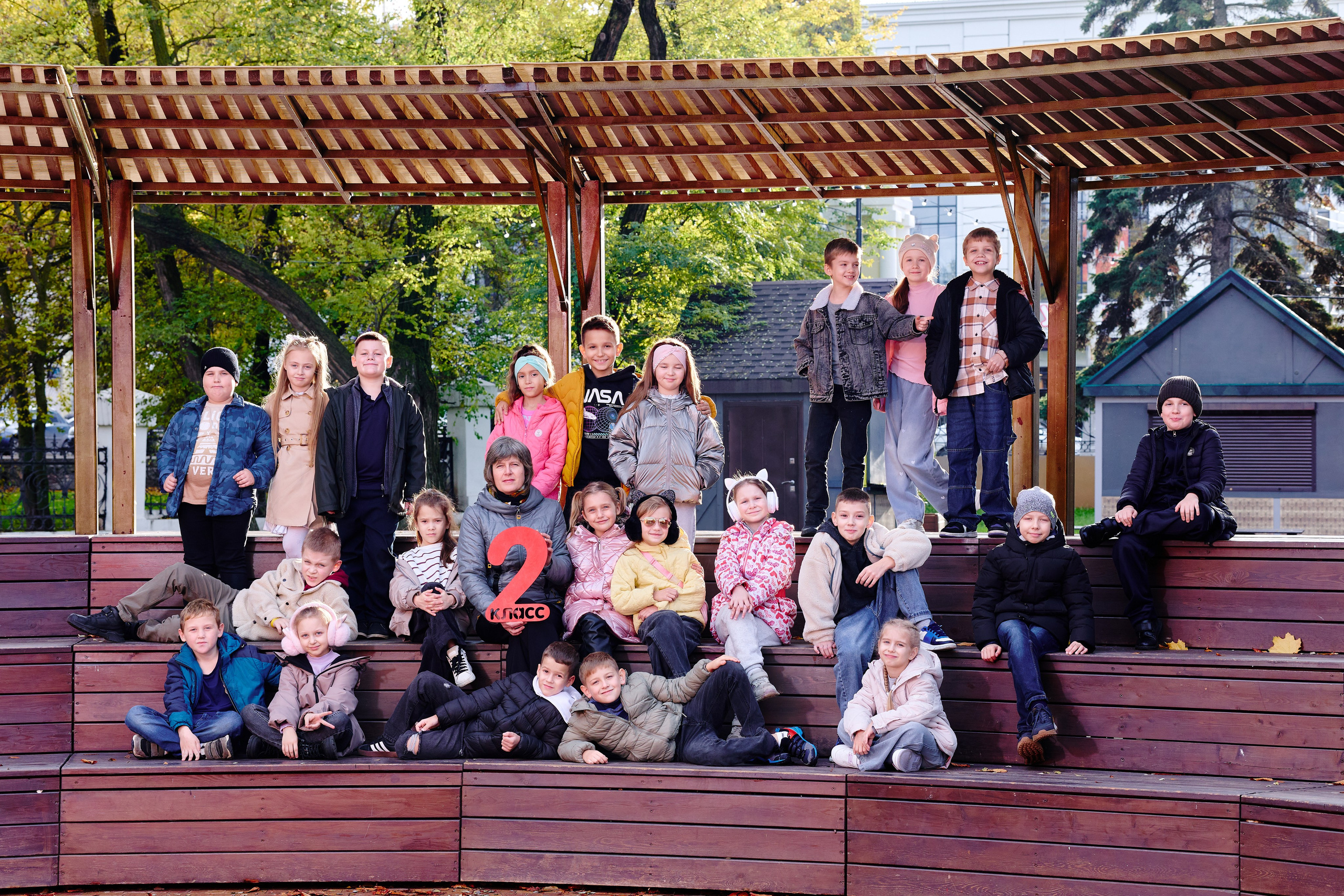 Прогулка в парке классом. Фотограф Выпускные альбомы Таганрог Сергей Коробченко