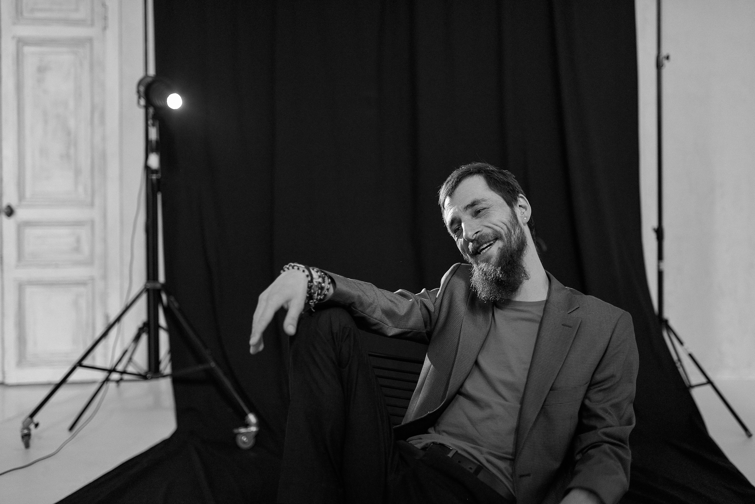 Мужская фотосессия в студии MAIN. Портретный фотограф Новосибирск Дарья Едапина. Фотограф Дарья Едапина Новосибирск