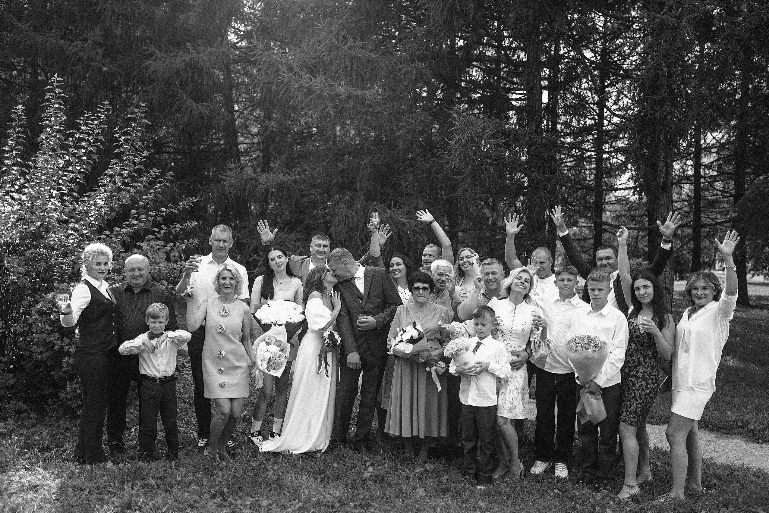 Уличная свадебная фотосессия в Краснообске. Свадебный  Фотограф Дарья Едапина Новосибирск. Фотограф Дарья Едапина Новосибирск