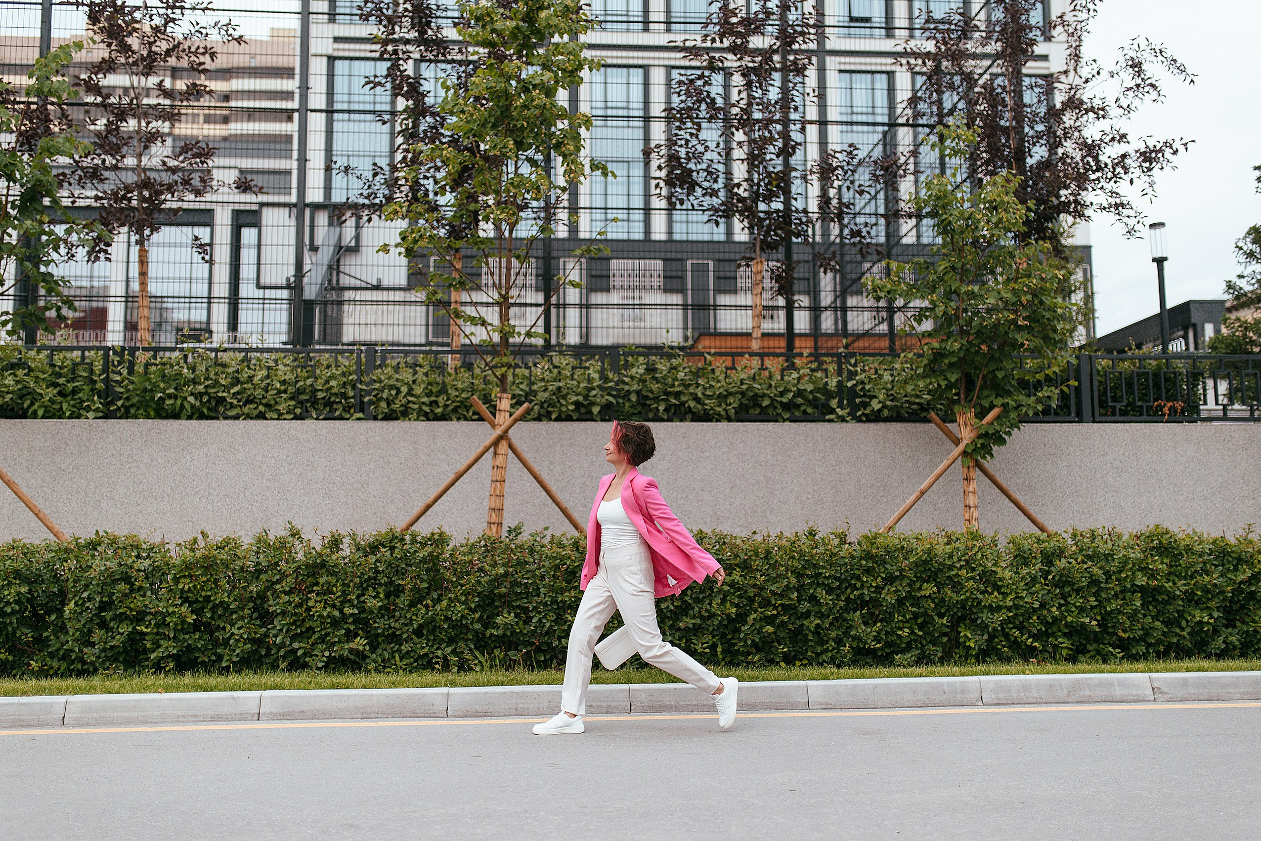 Уличная контент фотосессия для инстаграм дизайнера. Контент фотограф Дарья Едапина Новосибирск. Фотограф Дарья Едапина Новосибирск