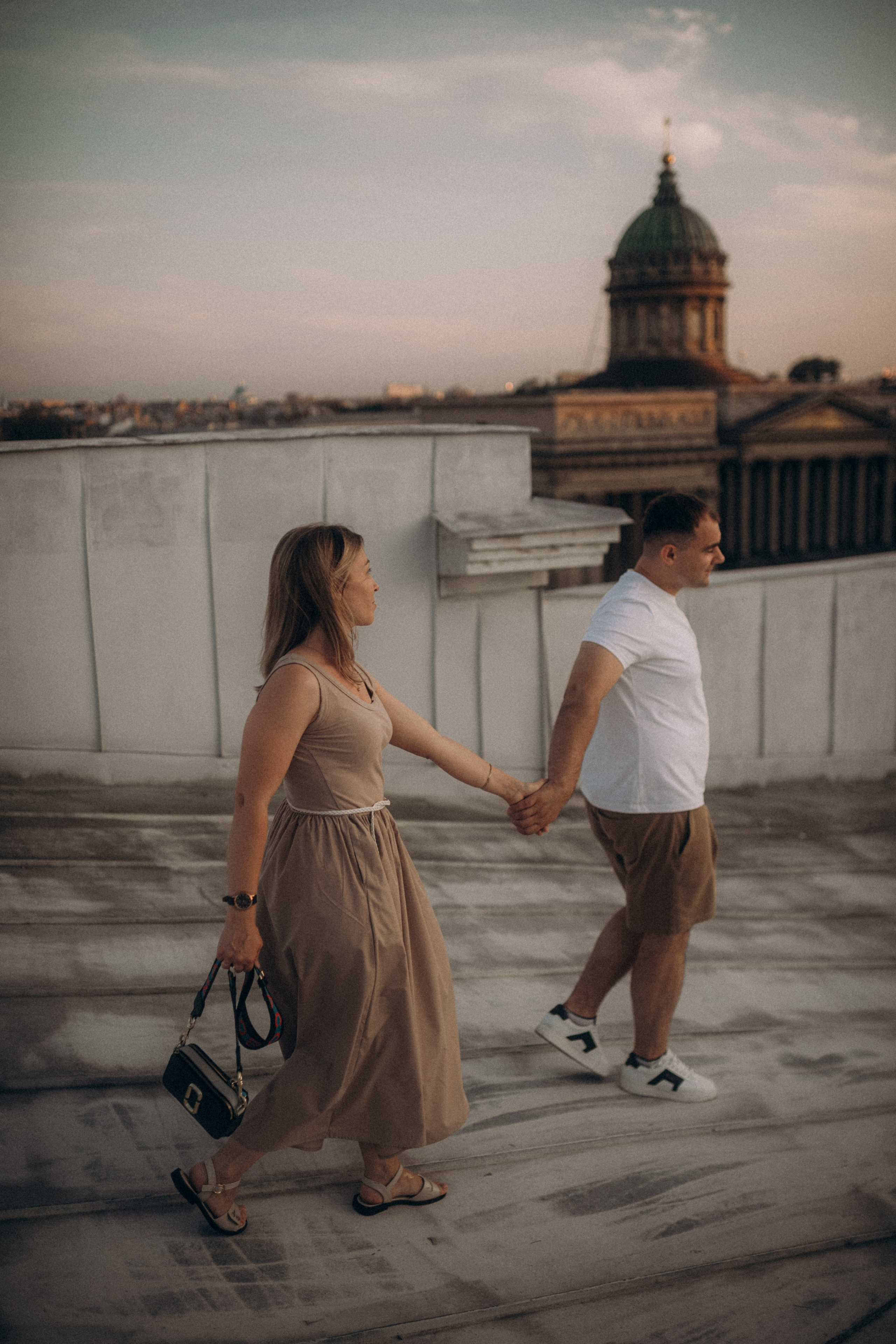 Мы сидим на питерской, теплой крыше. Фотограф в Санкт Петербурге Лара Великова