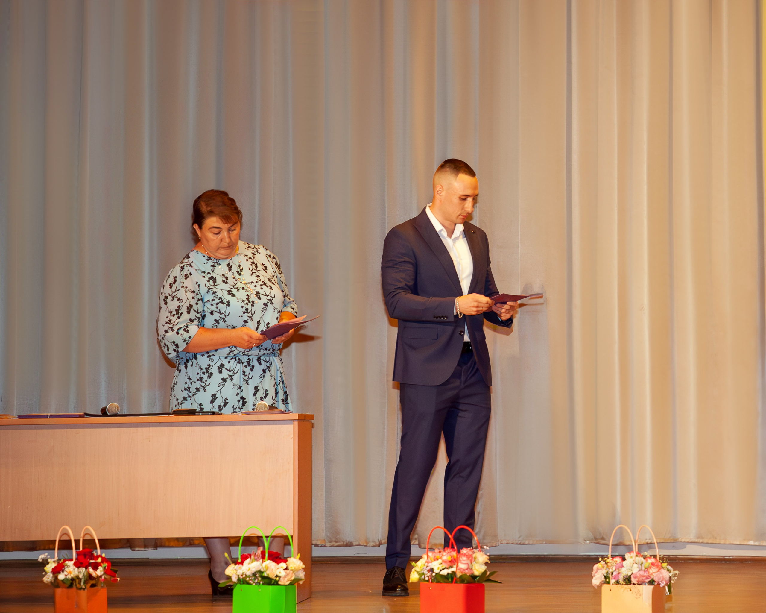 498 школа вручение дипломов, 2024. Выпускные альбомы и школьный фотограф в Подольске, Троицке, Щербинке, Москве и Московской области