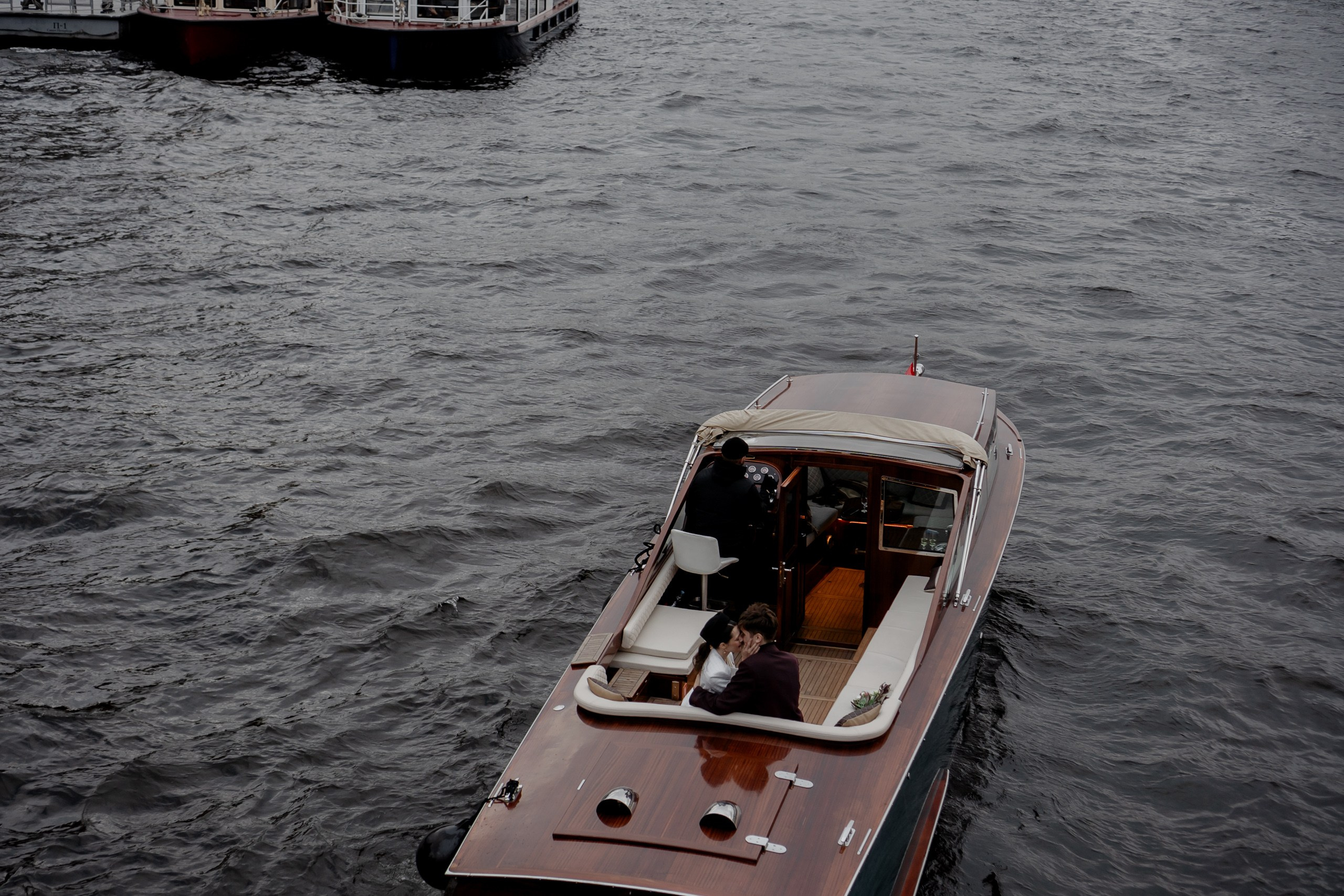 СВАДЕНБНАЯ СЬЕМКА НА КАТЕРЕ ПО КАНАЛАМ САНКТ-ПЕТЕРБУРГА И В АКВАТОРИИ НЕВЫ. Профессиональный фотограф, Санкт-Петербург — Виктория Богомолова