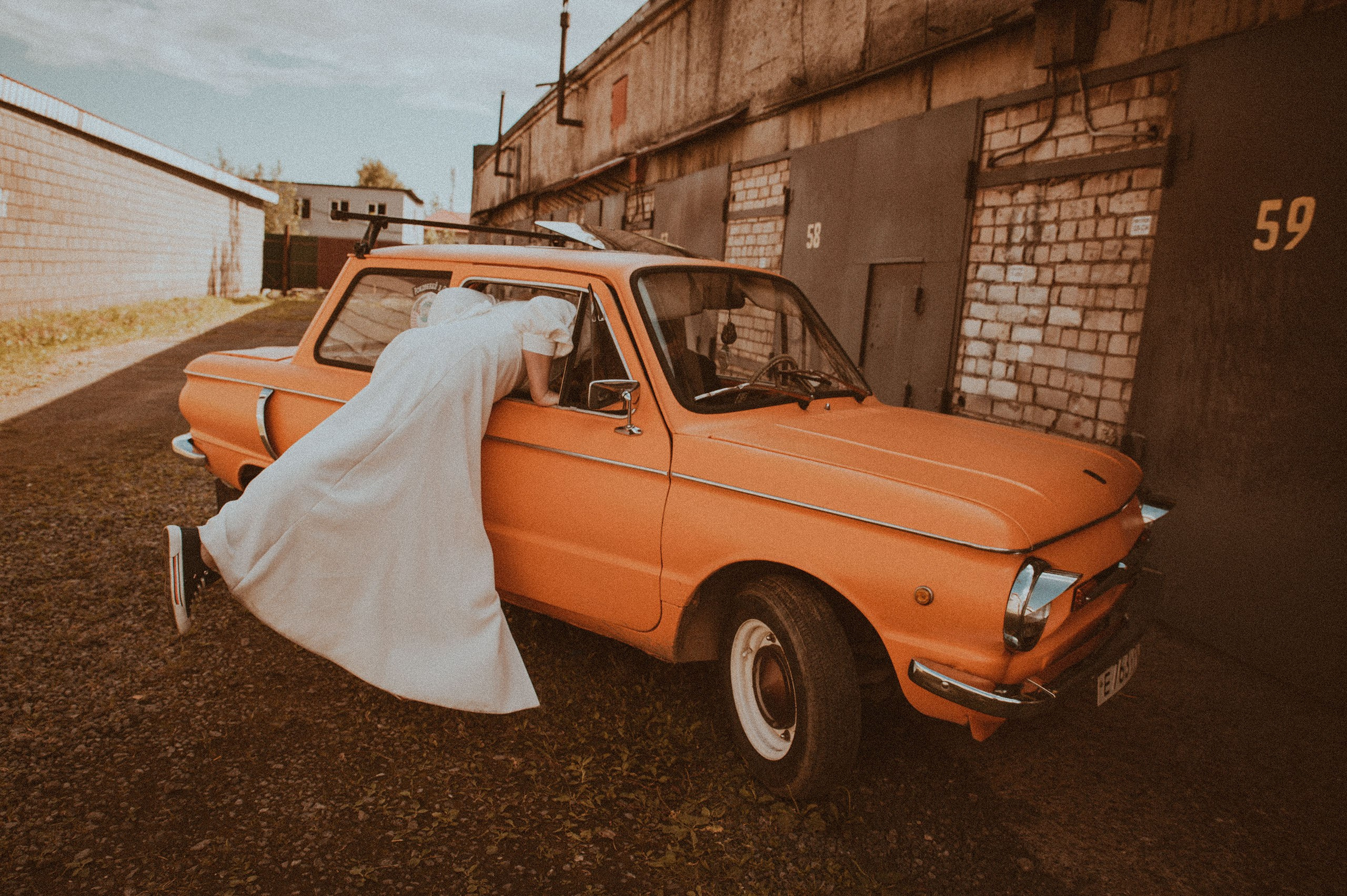 Свадебная фотосессия в стиле 90х для Кристины и Валеры (ЗАГС, фотосет у гаражей). Женский фотограф в Череповце Даша Акулич