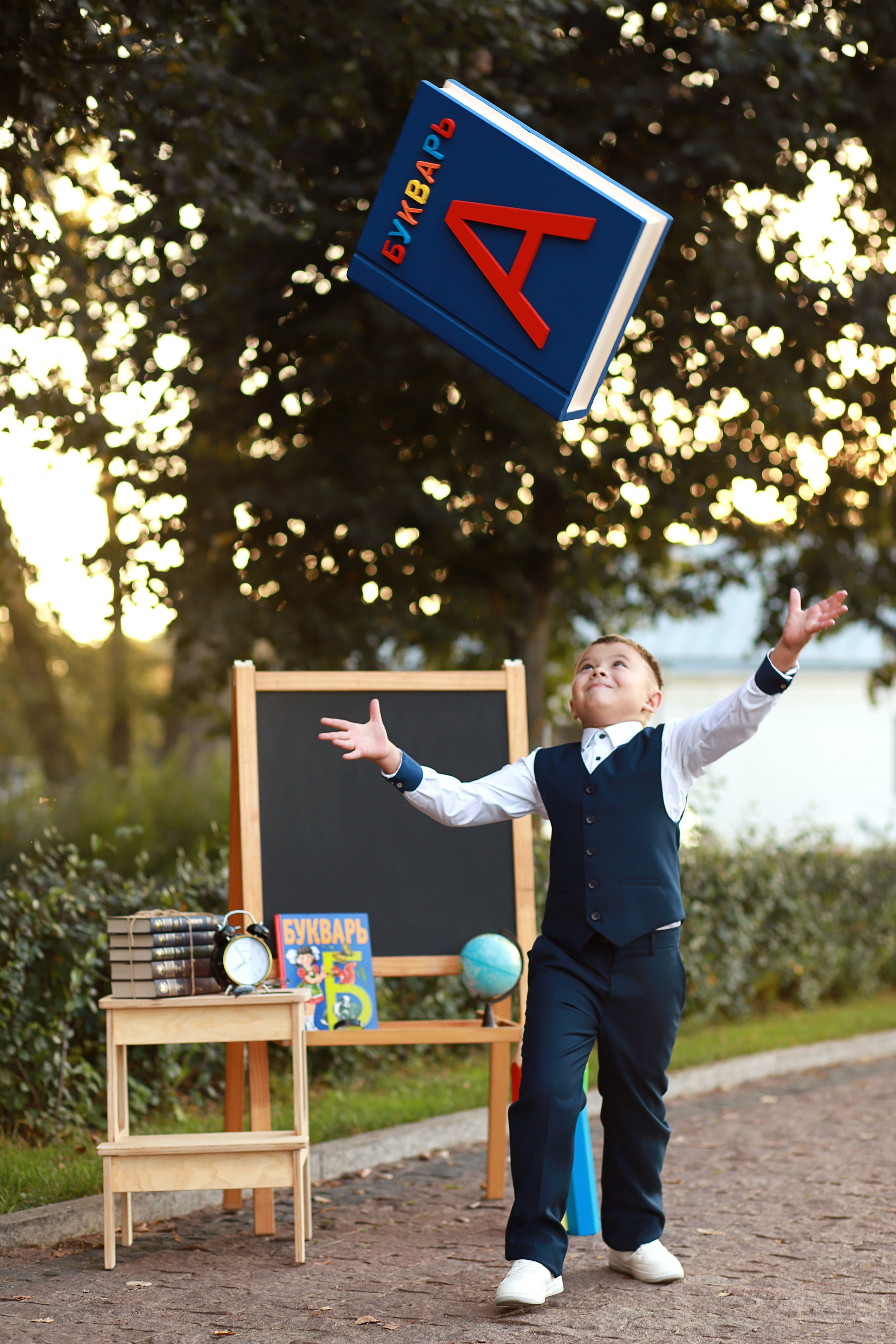 школьная фотосессия, фотопроект для первоклассников, дети с букварем