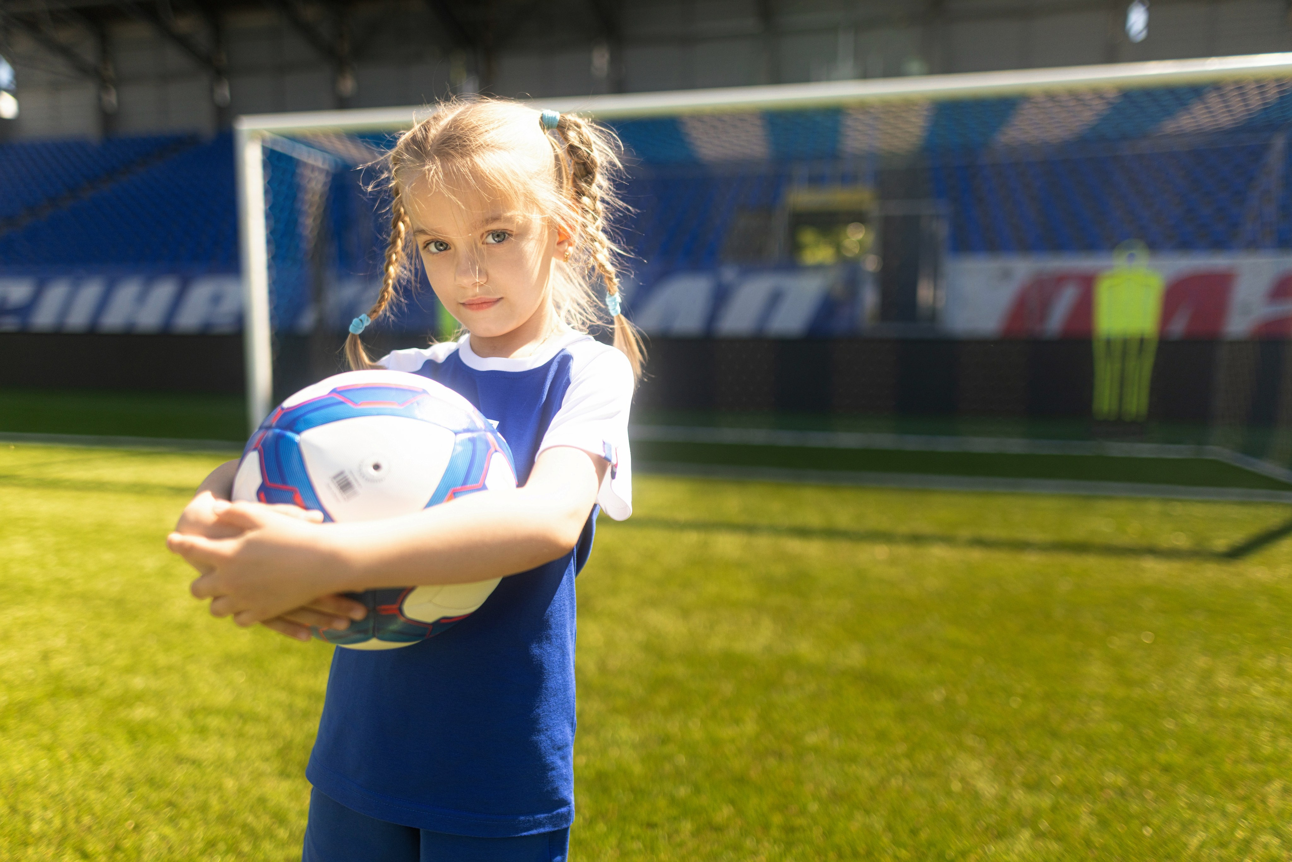 Детский портрет с Алисой на футбольном стадионе. Дмитрий Шульгин, портретный фотограф в Воронеже