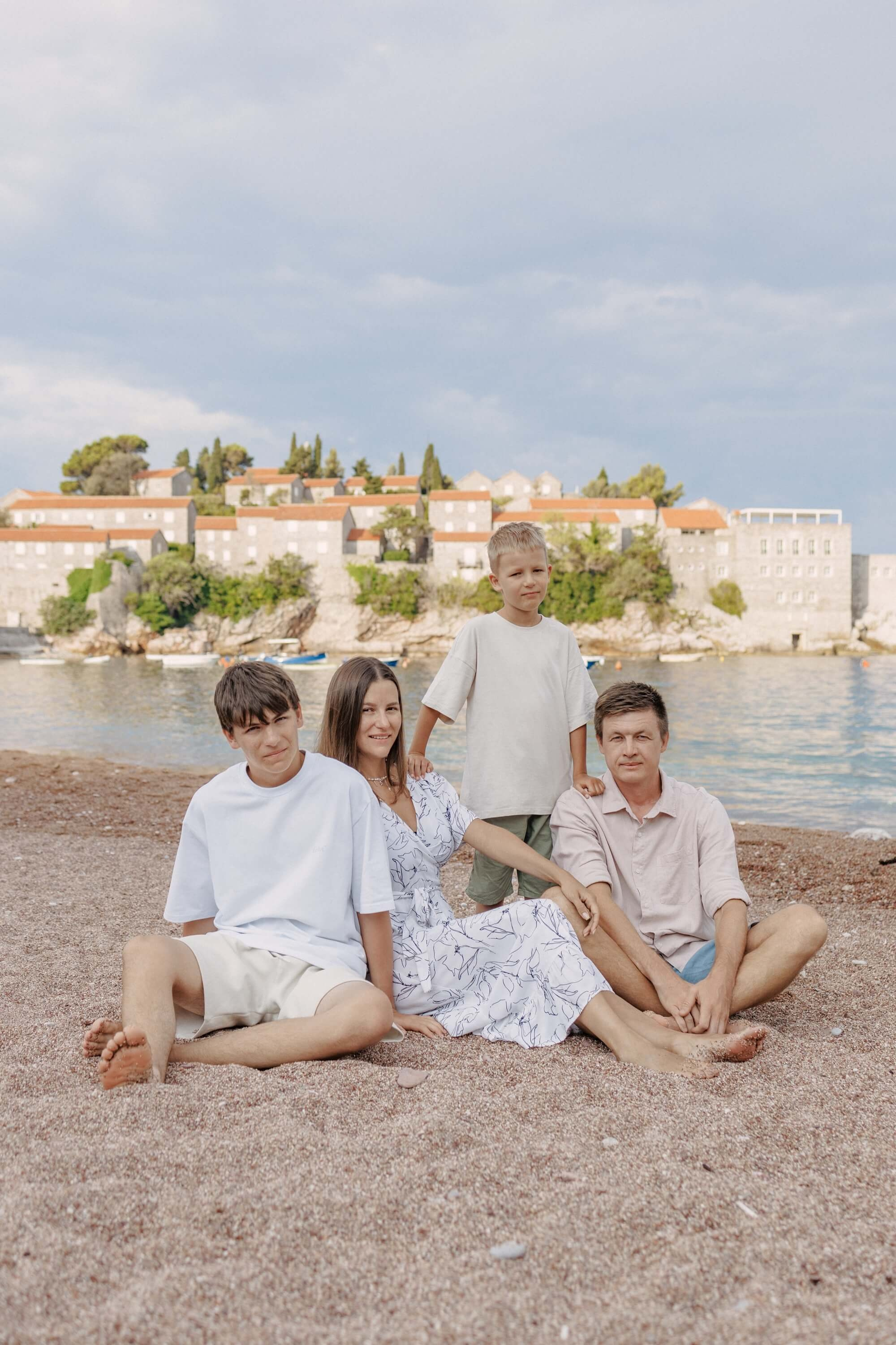 Семейный фотограф в Свети-Стефан Черногория. Федор Лемешко — Семейный и Свадебный Лайфстайл фотограф в Таиланде Дубае Грузии Армении