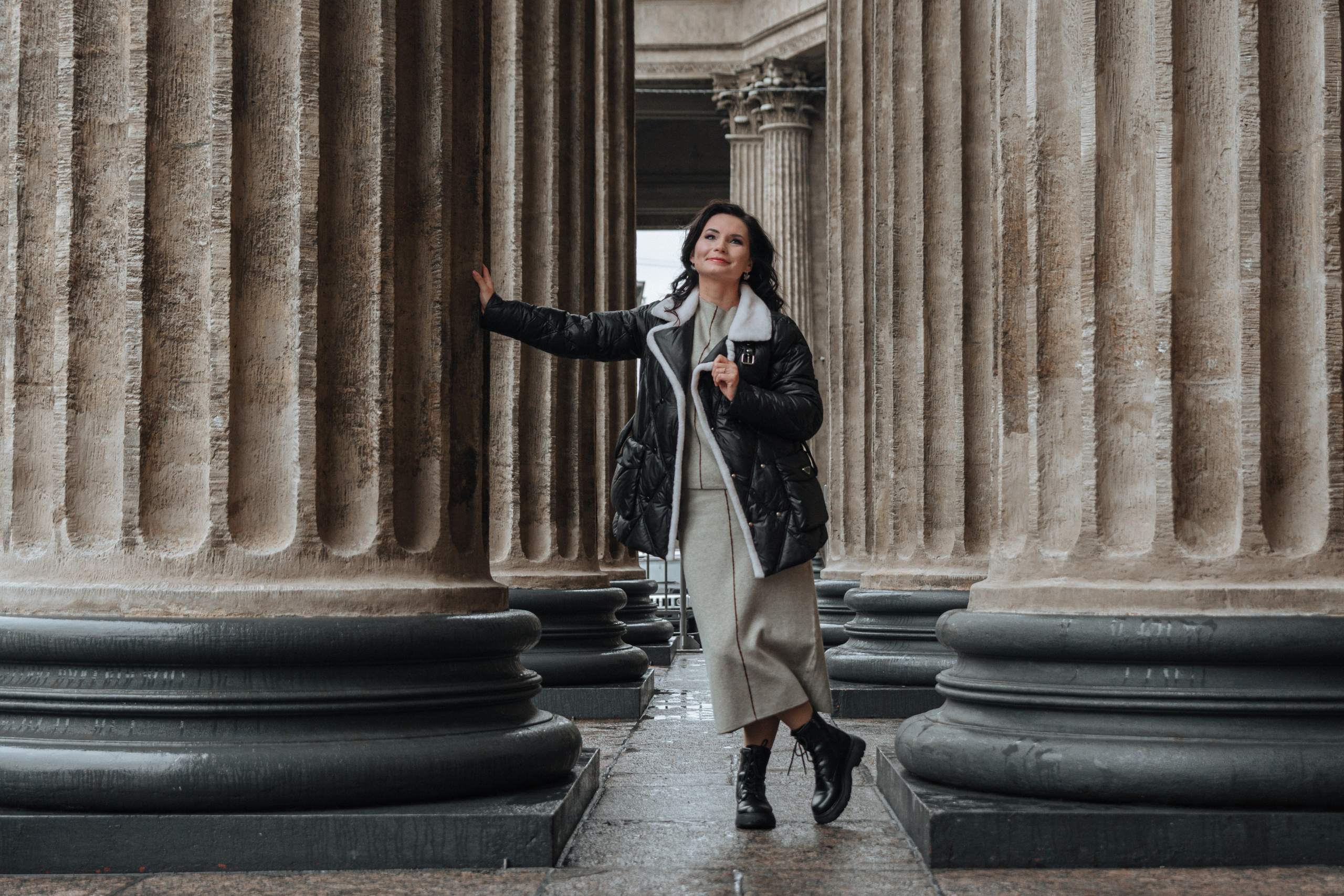 Девушка с нетерпением исследует центр города, окруженного прекрасными старинными зданиями и узкими улочками. Она погружается в атмосферу Петербурга, наслаждаясь архитектурой и культурным наследием.