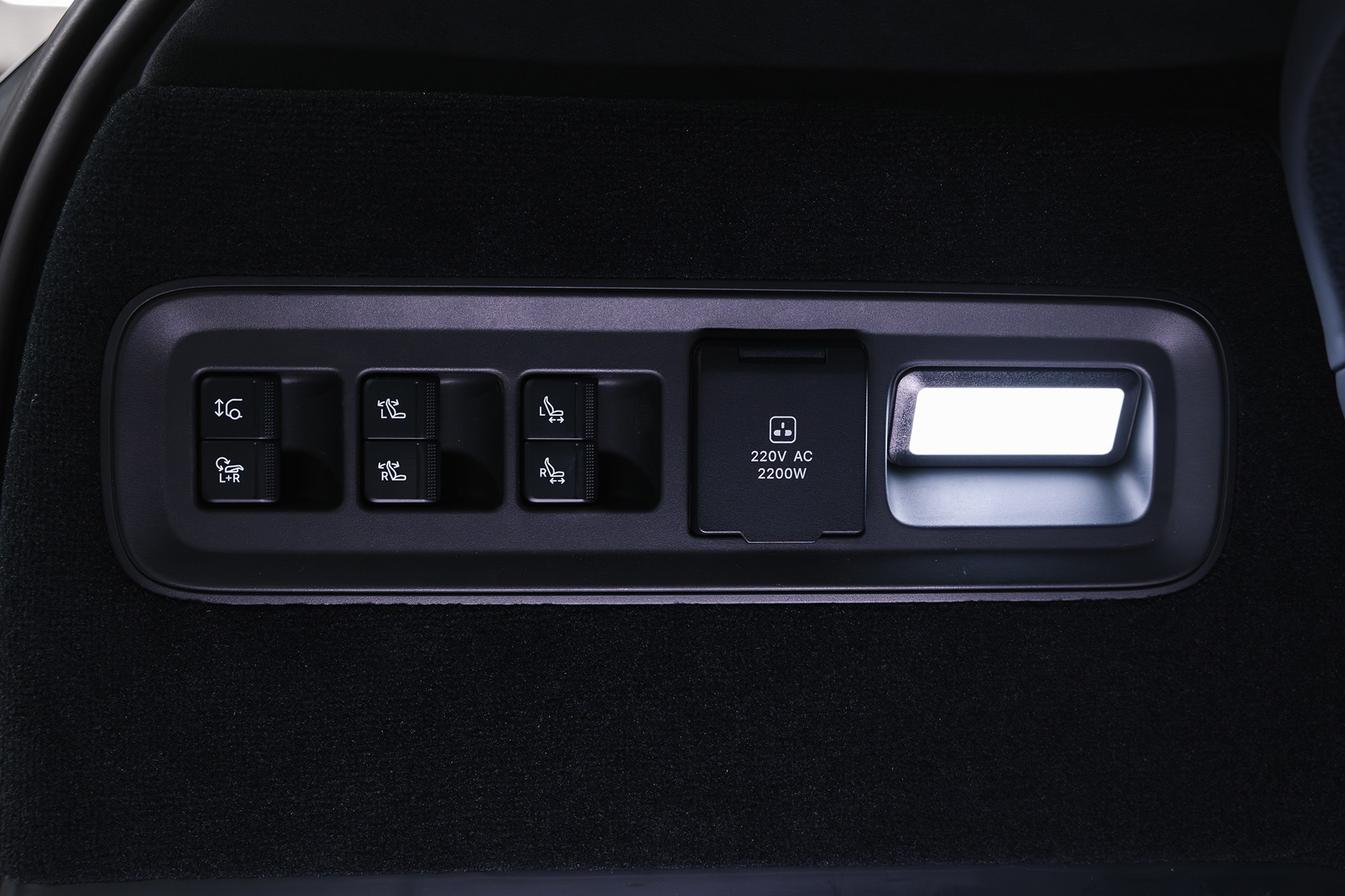 Zeekr 9X 2.0hyb 4WD AT (1401 л. с.) 2025 + фаркоп. Автосалон «Х-Авто»