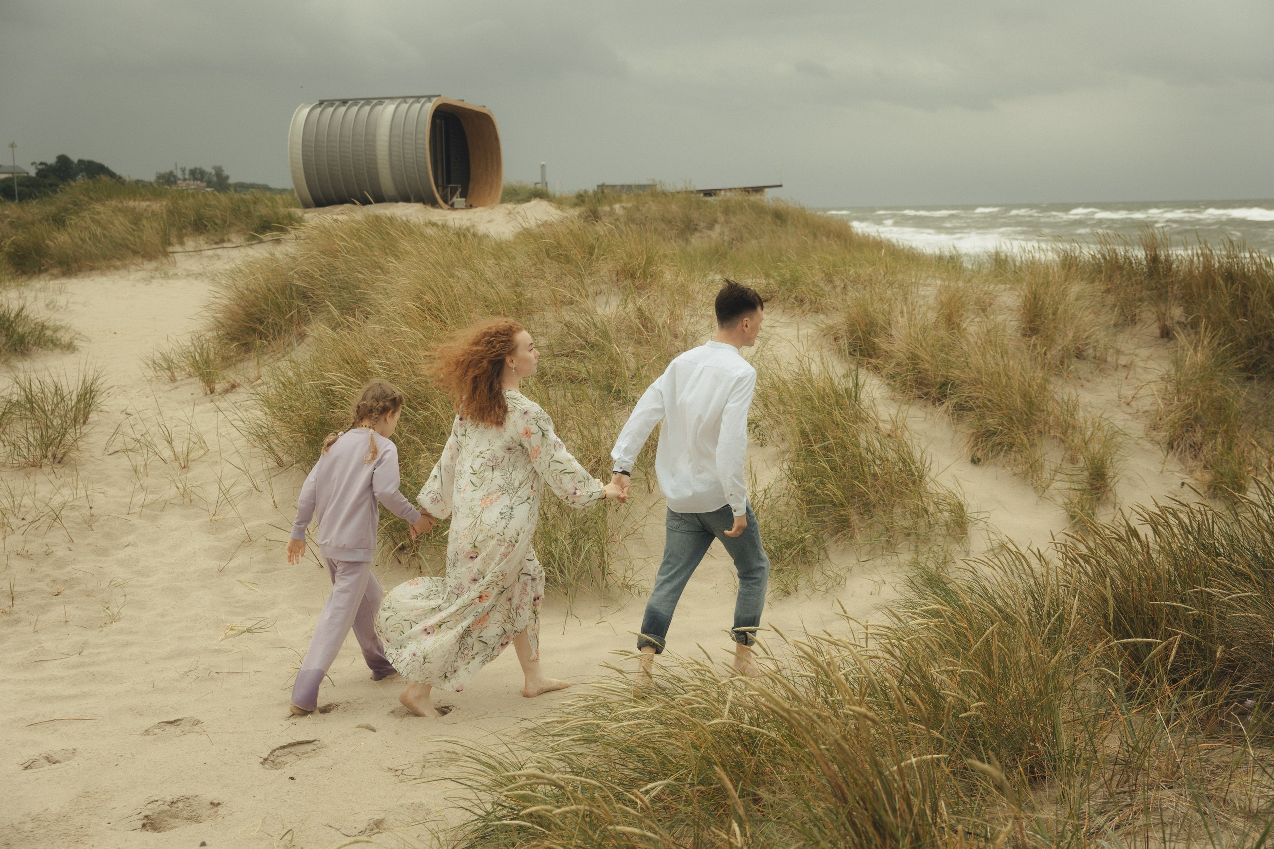 Семья в Янтарном / шторм. Фотограф Калининград Илья Миллер