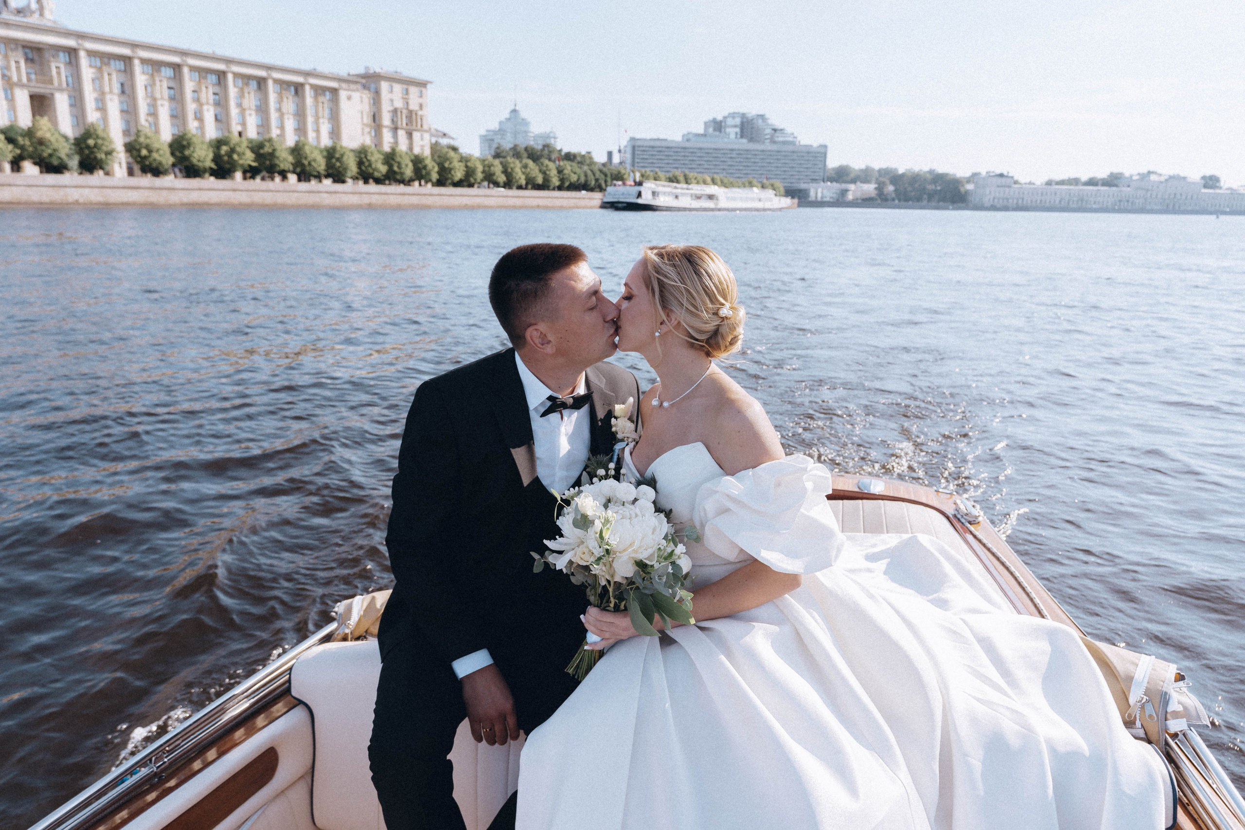 СВАДЕНБНАЯ СЬЕМКА НА КАТЕРЕ ПО КАНАЛАМ САНКТ-ПЕТЕРБУРГА И В АКВАТОРИИ НЕВЫ. Профессиональный фотограф, Санкт-Петербург — Виктория Богомолова