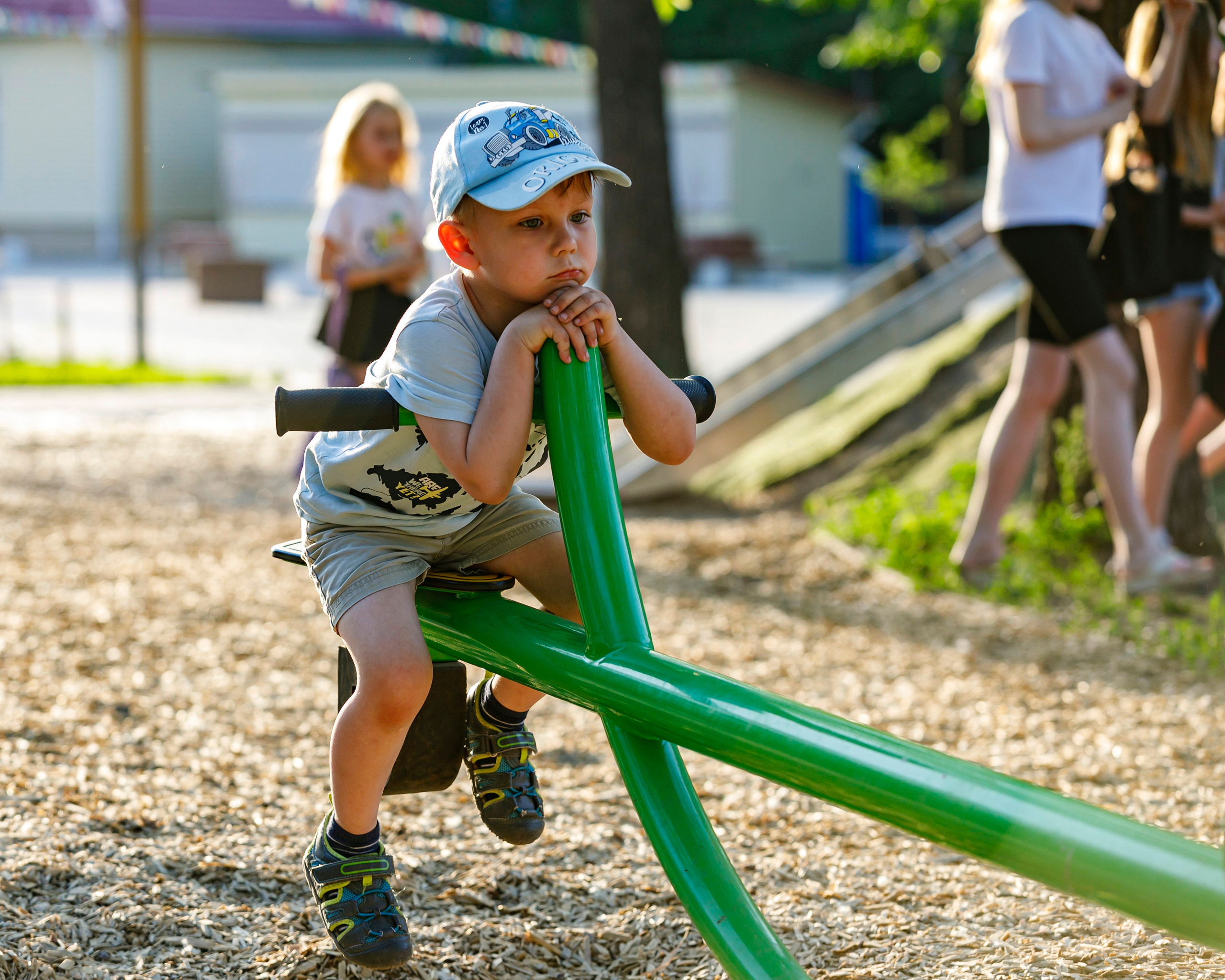 Ребенок задумался, приуныл, отдых, на чиле, на расслабоне