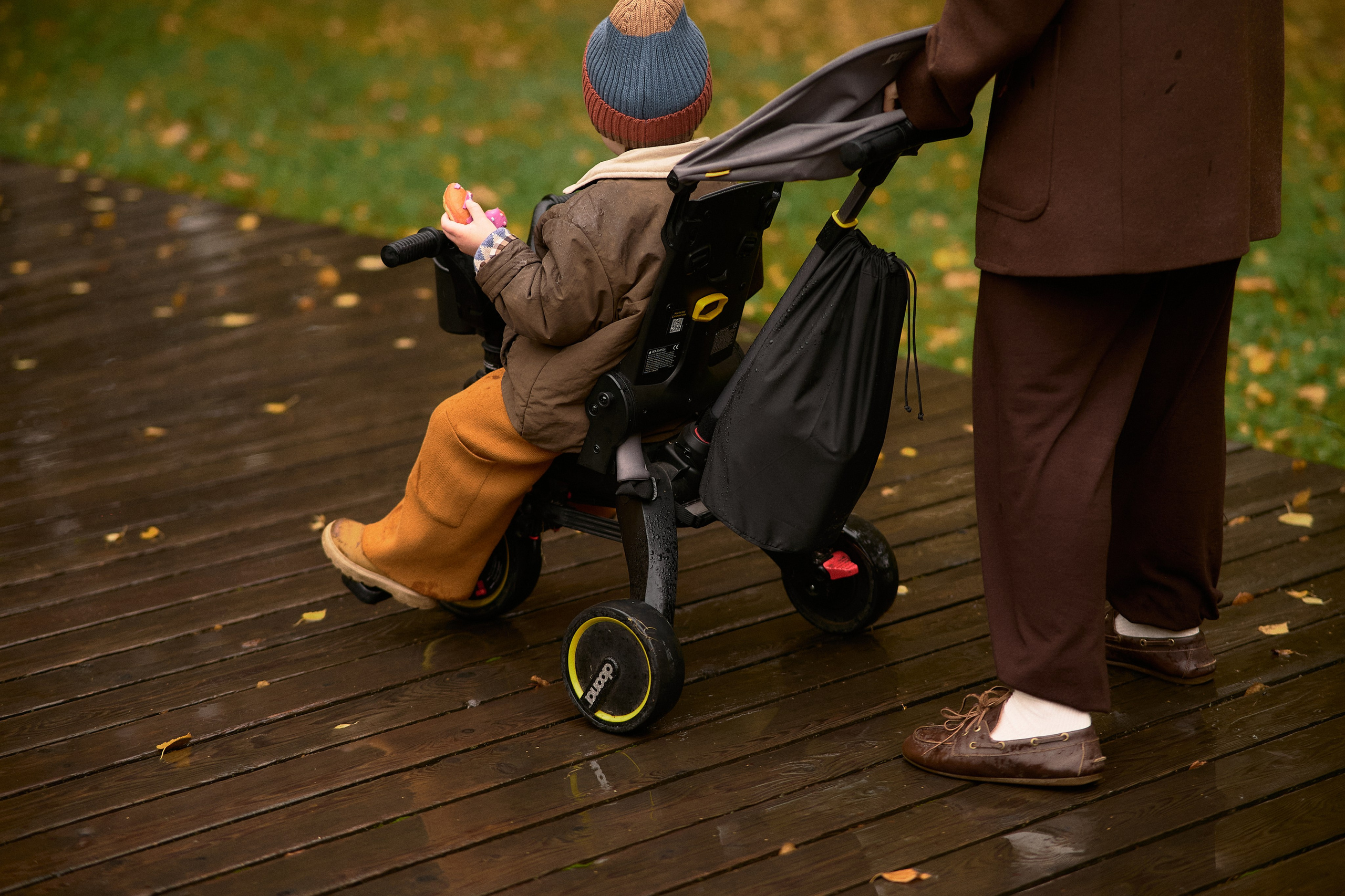 Света и Илюша под дождём. Семейный и свадебный lifestyle-фотограф в Москве Мария Петрова