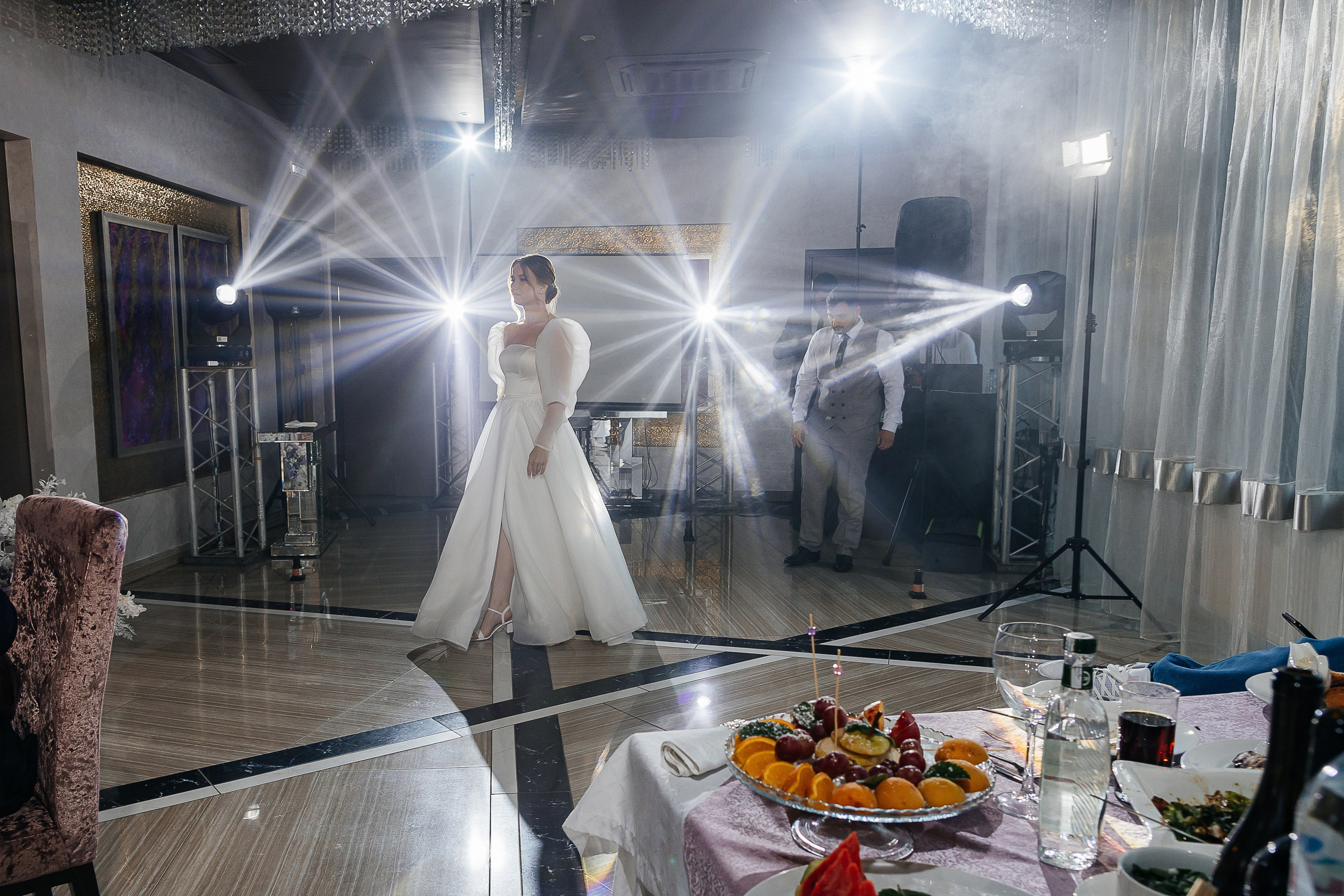 Свадебная фотосессия пары в номере отеля. Олег Сверчков | Свадебный фотограф Вологда